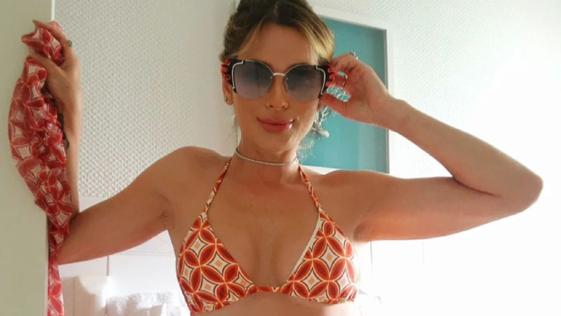 Ousada! Biquíni de Lívia Andrade deixa dobrinhas da virilha de fora: “Belíssima”
