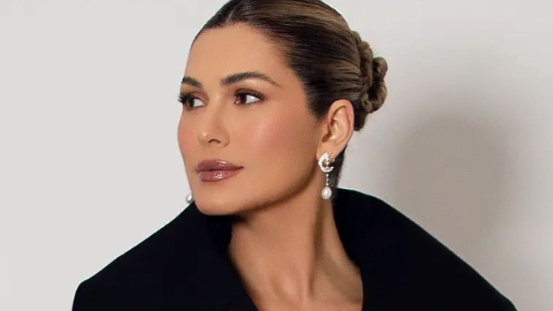 Agora global, Lívia Andrade posa com decote generoso e look sofisticado: “Relaxe e curta”