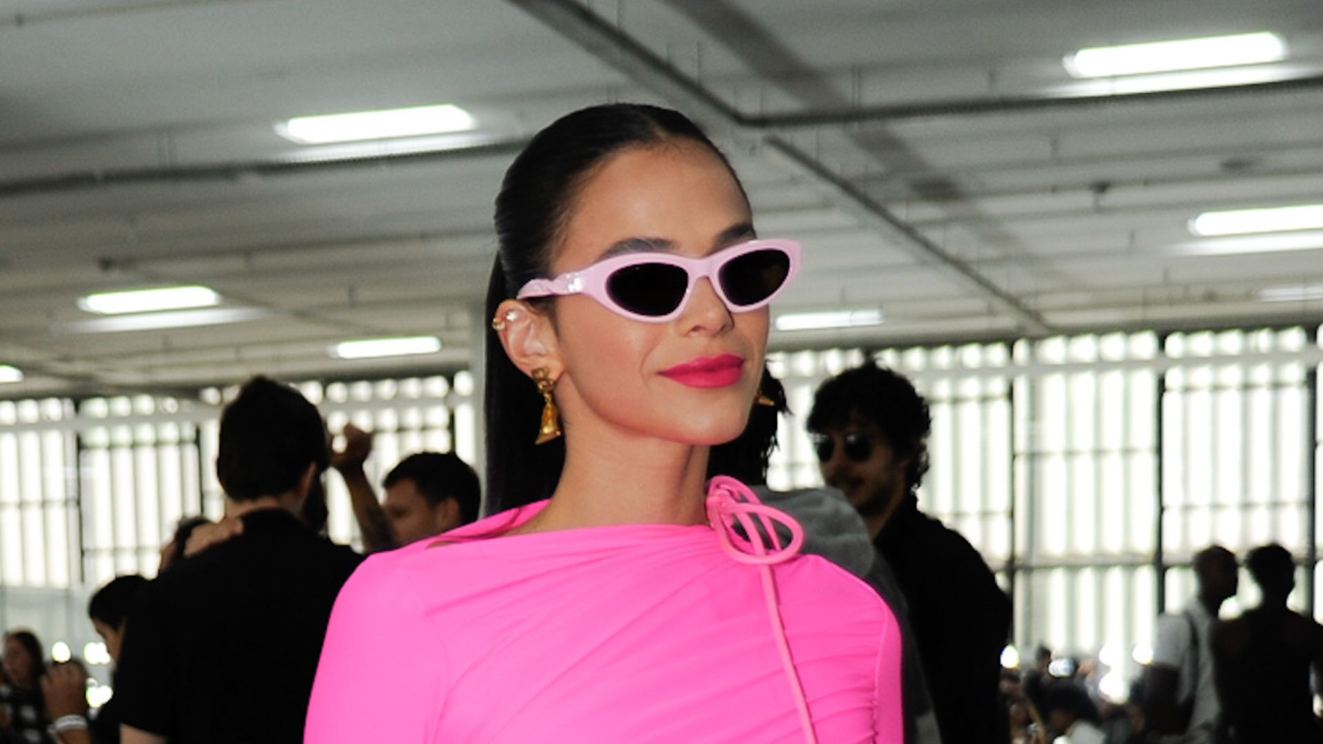 Bruna Marquezine impressiona com vestido coladíssimo, cintura marcada e pernões à mostra