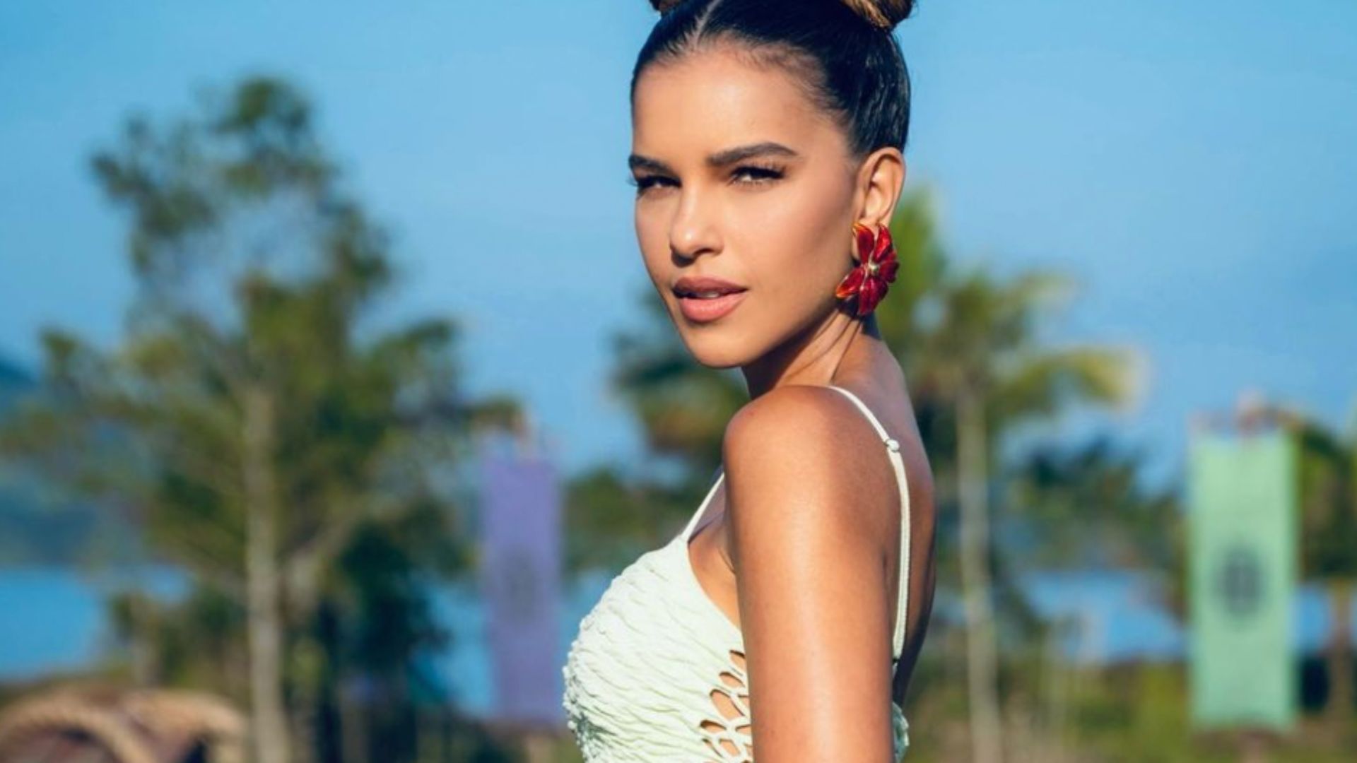 Mariana Rios dispensa calcinha e sutiã e posa com minissaia aberta na lateral: “Absurdo”