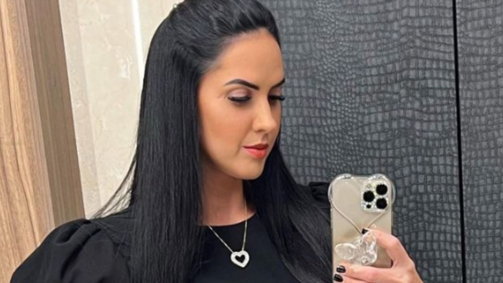 De saltão e meia fumê, Graciele Lacerda posa de vestidinho curtíssimo: “Linda”