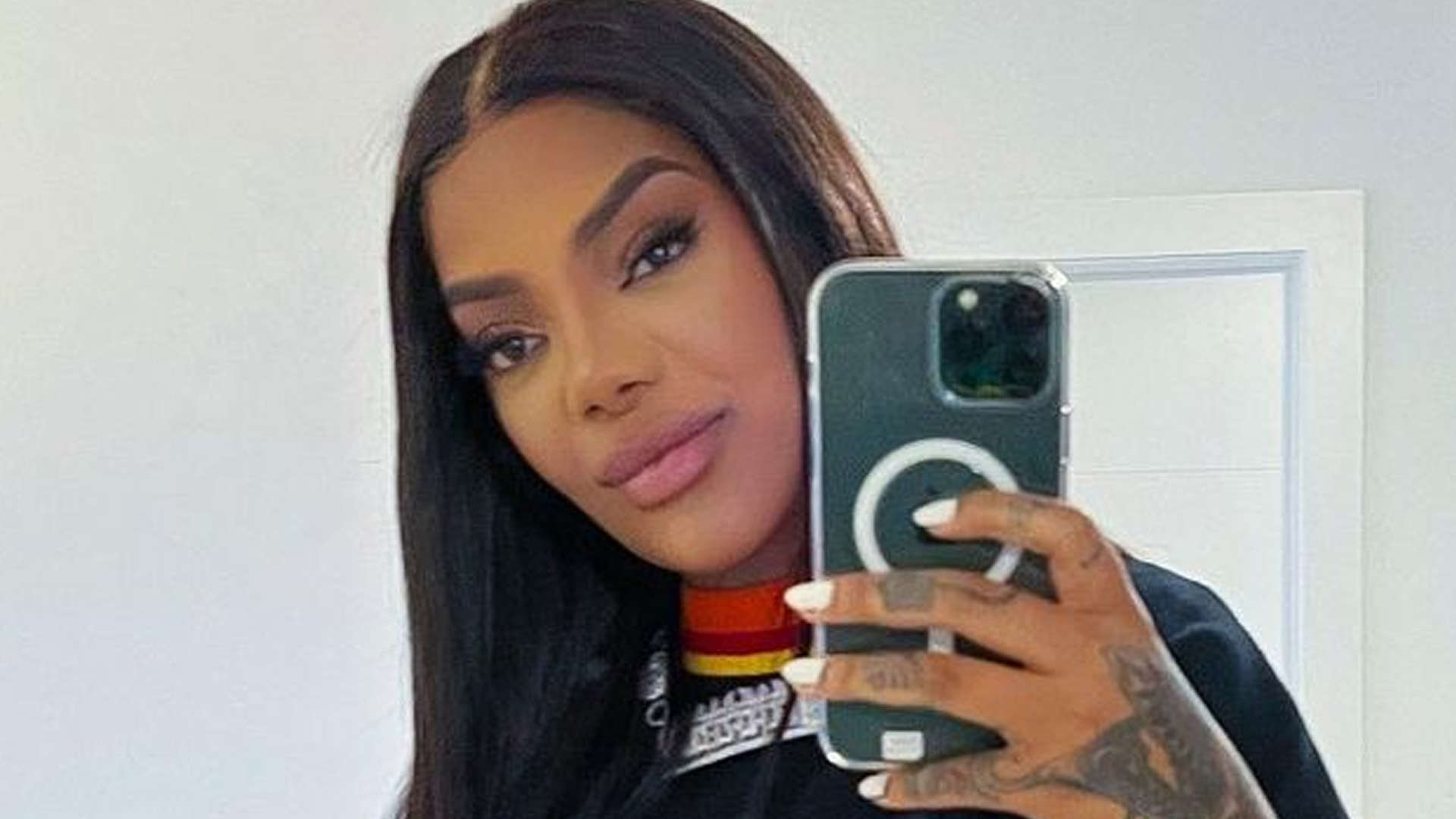 Ludmilla mostra pernões de saia curtinha e fãs babam: “Cheirosa”
