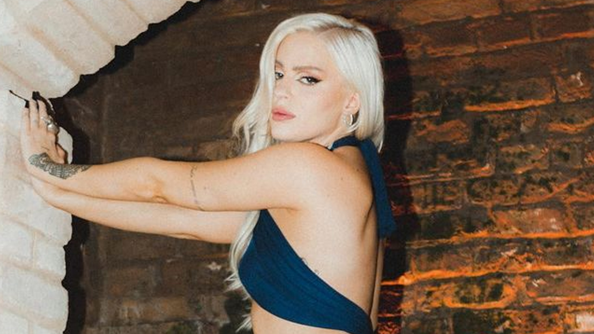 Luísa Sonza usa vestido recortado nos bastidores de clipe com Luan Santana: “Rainha”
