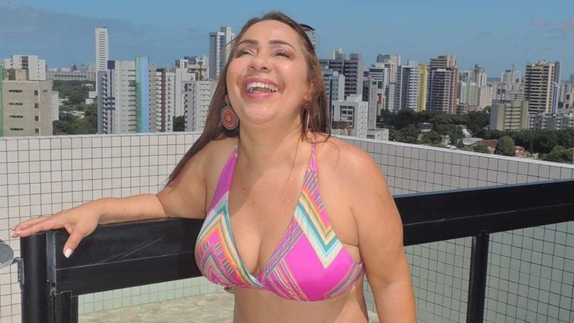 Mãe de Gil do Vigor posa de biquíni e choca web ao mostrar barriga lisinha: “Poderosa”