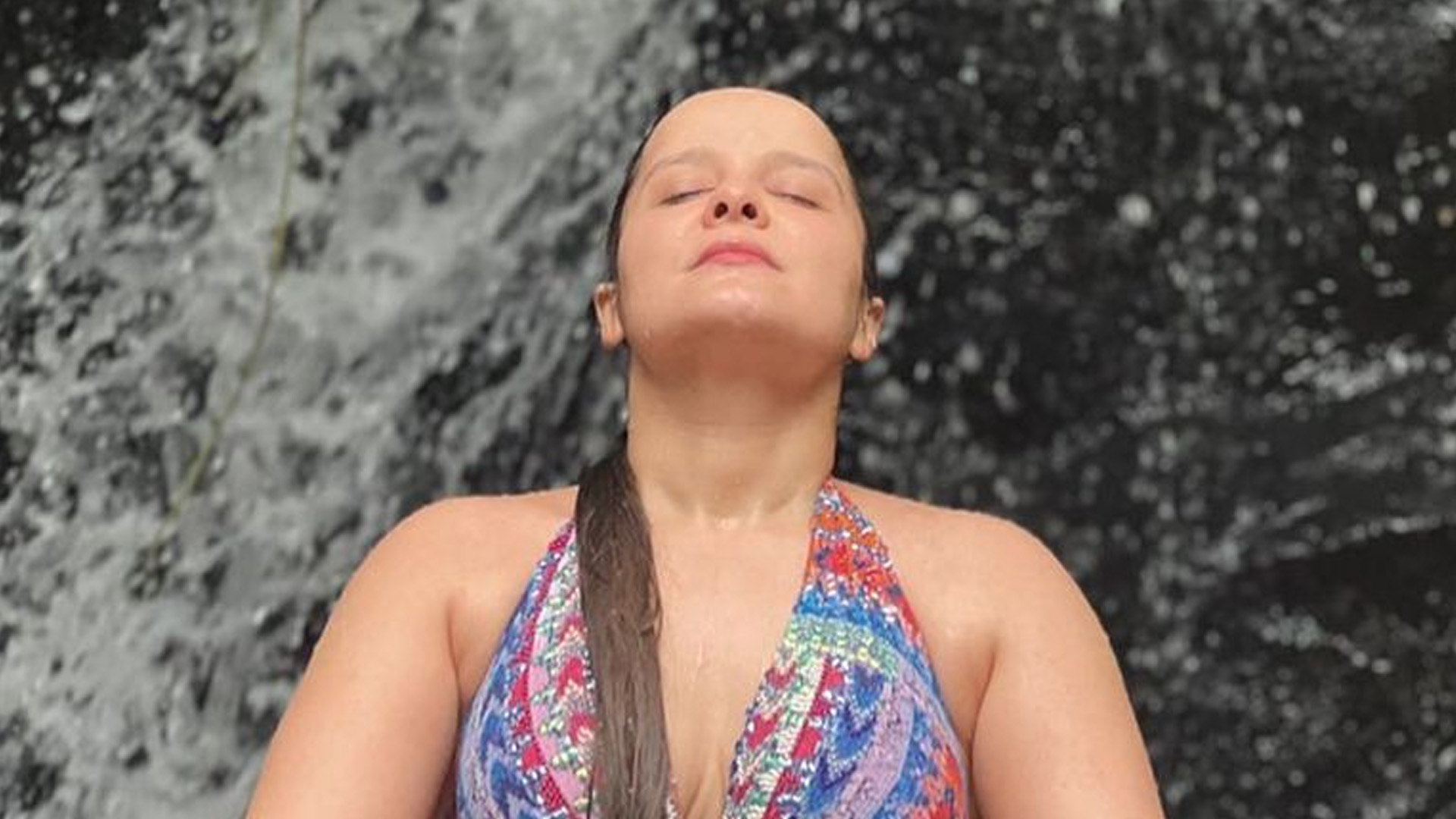 Maiara curte momento zen de maiô cavado e decotão na cachoeira: “Perfeita”