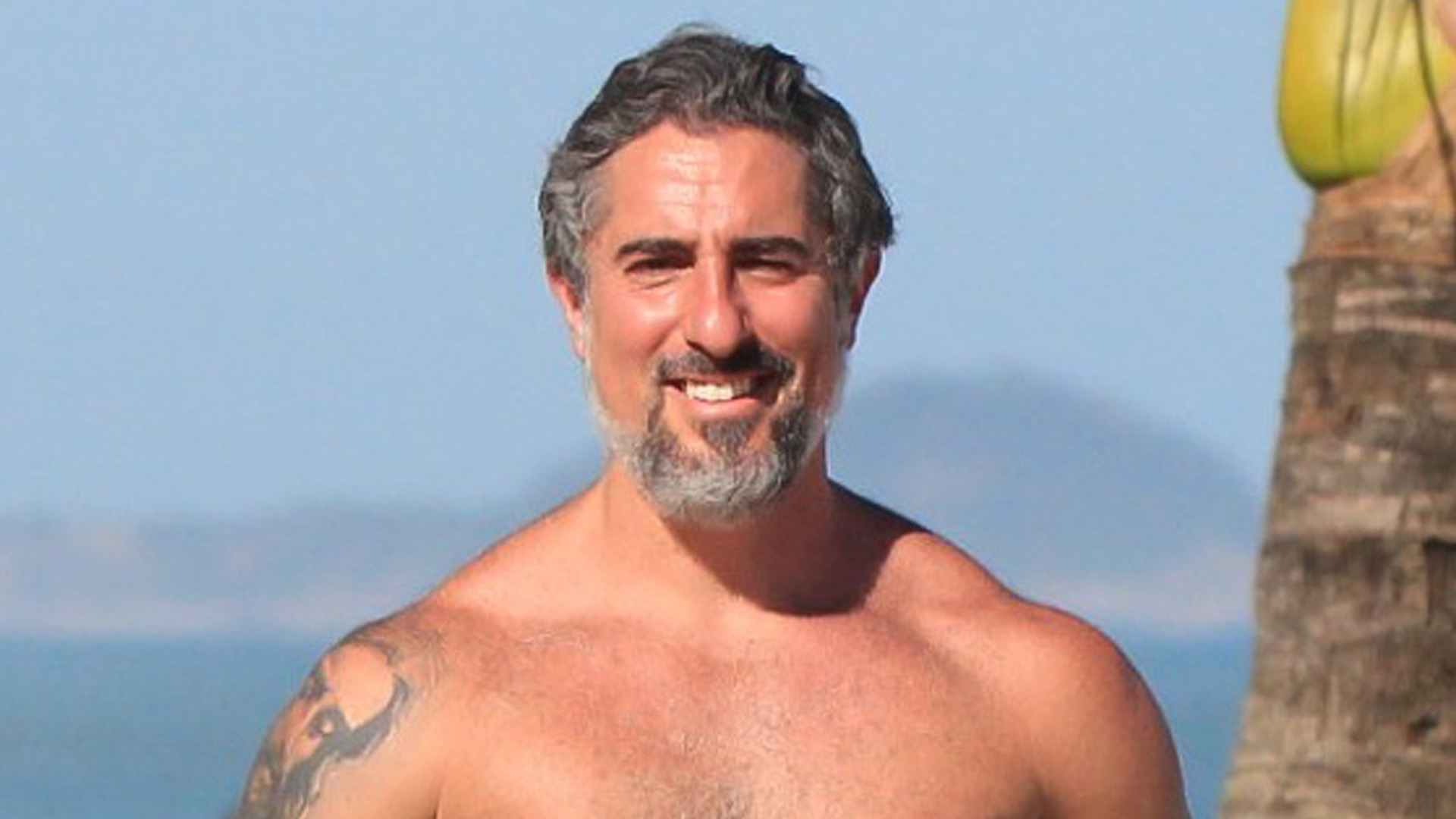 Aos 43 anos, Marcos Mion desfila sem camisa e exibe corpo musculoso