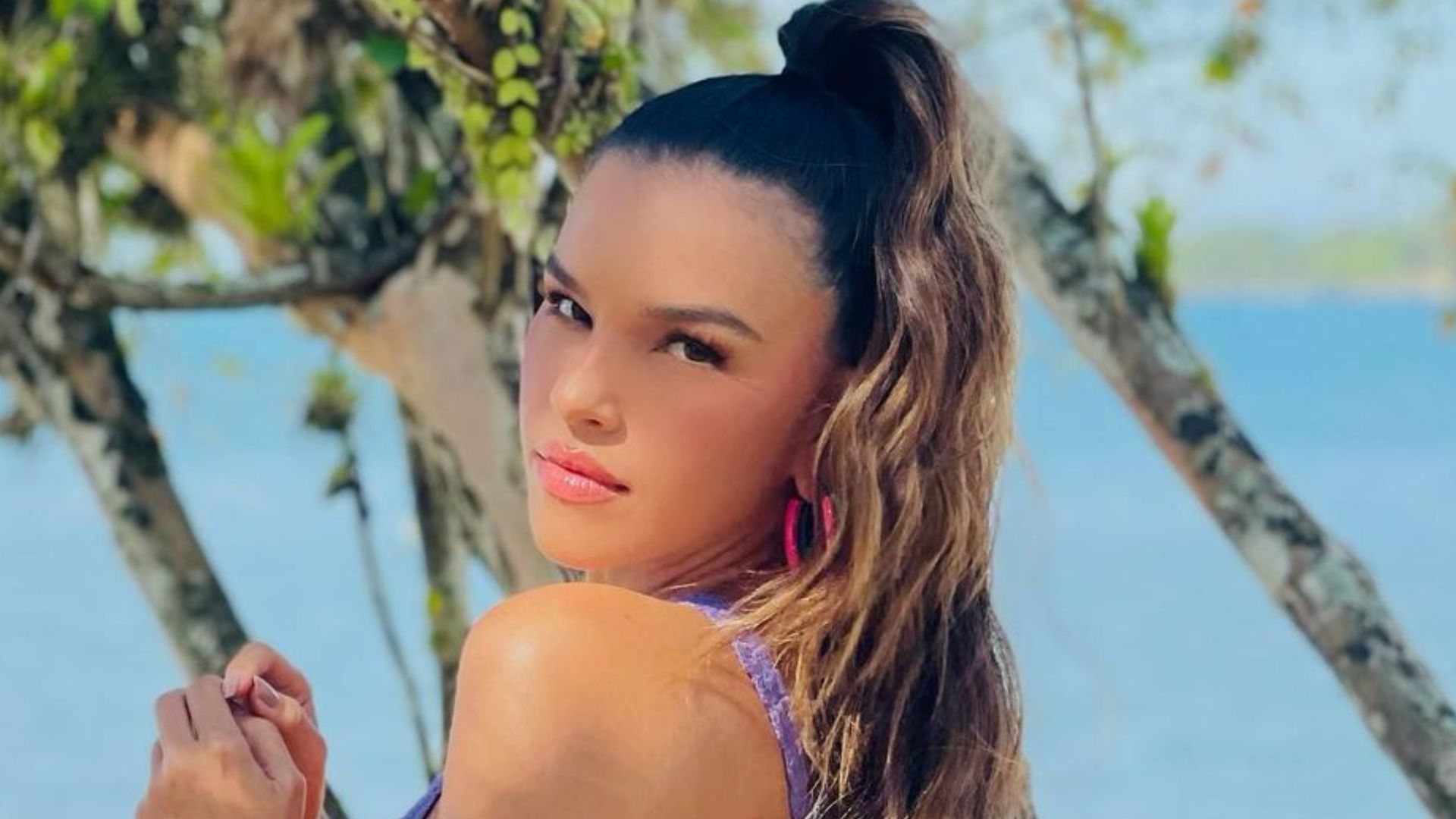 Mariana Rios posa de vestido de crochê sem sutiã e empina o bumbum: “Perfeita”