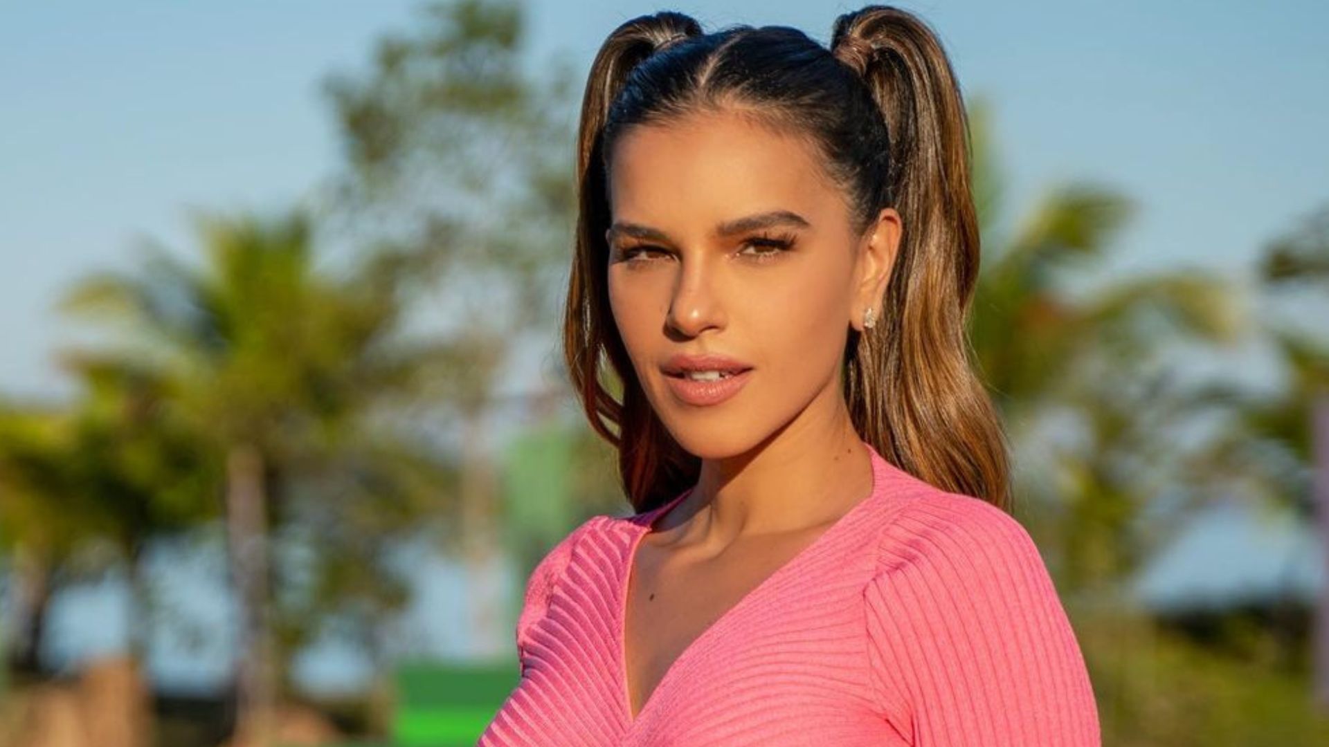 Mariana Rios mostra barriga sequinha em look colado no corpo: “Deusa”
