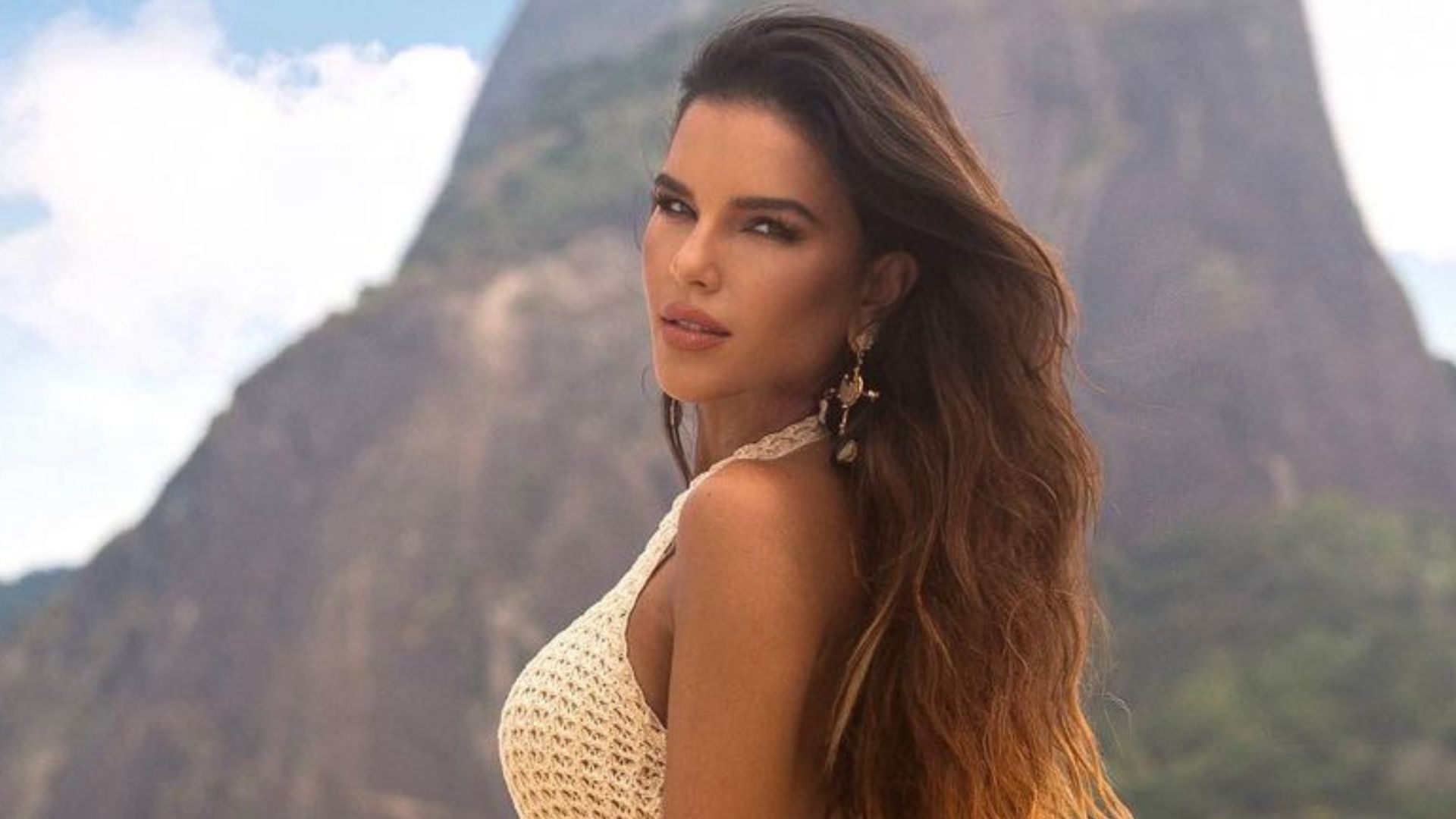 Mariana Rios surpreende com vestidinho furado e cintura fina chama atenção: “Gata”