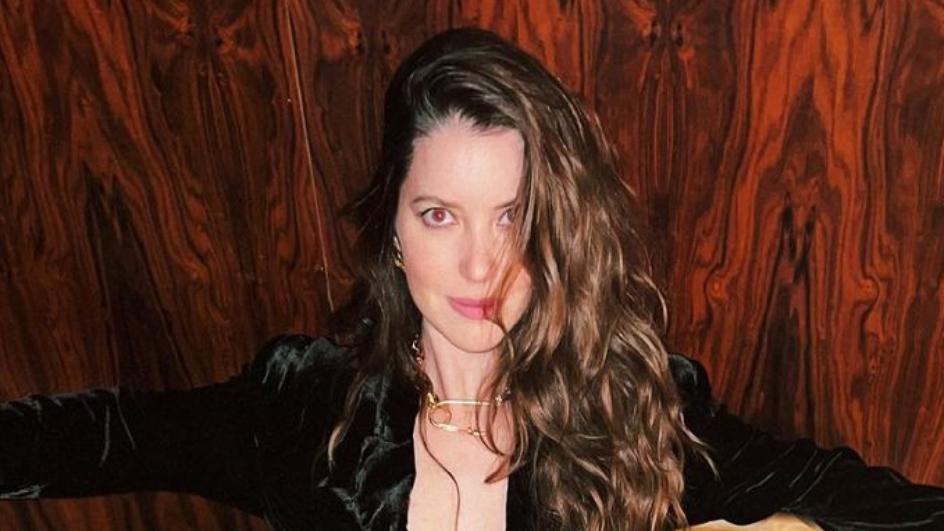 Nathalia Dill posa com decote até o umbigo e ostenta curvas poderosas: “Linda”