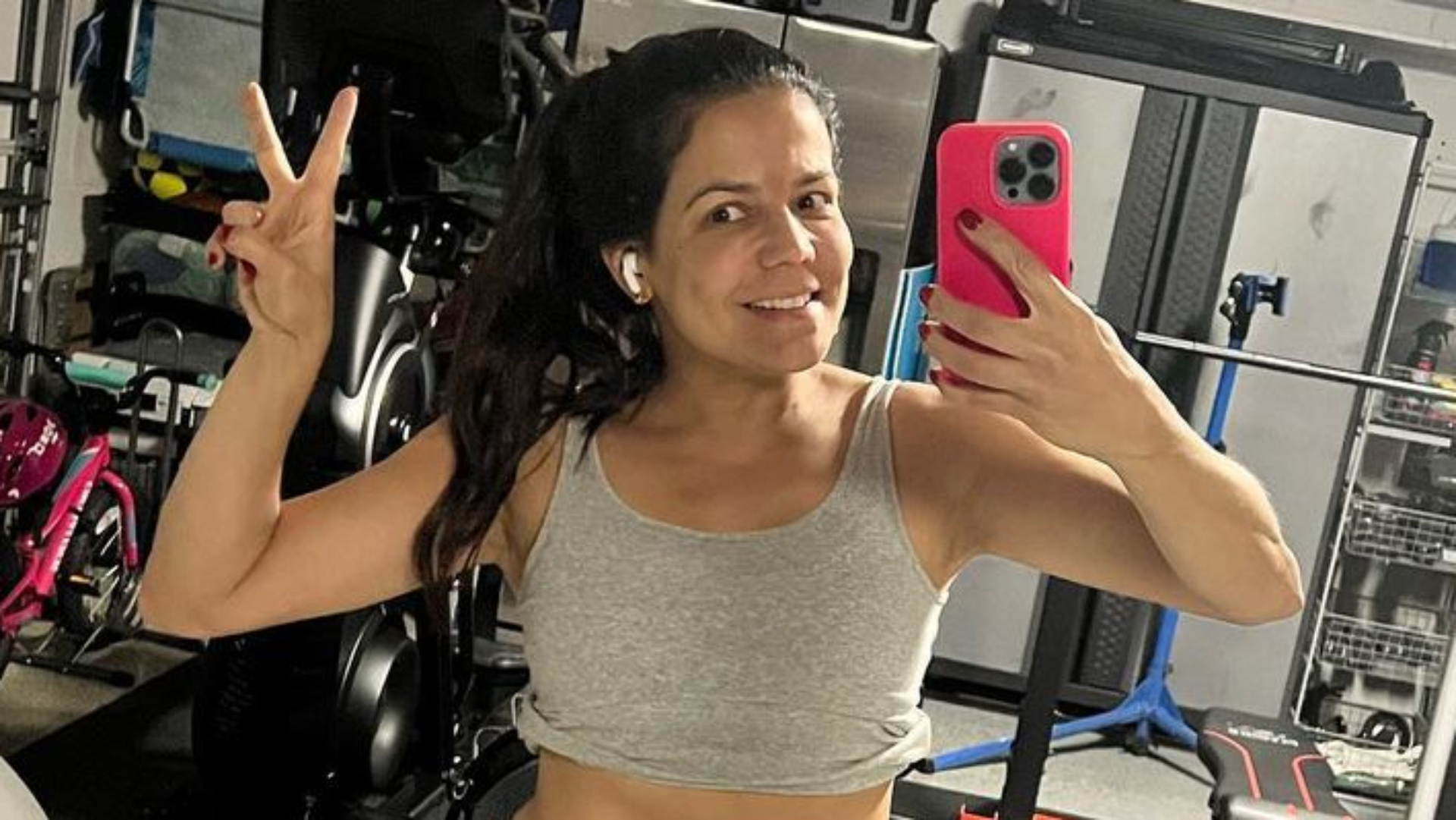 Aos 48 anos, Nivea Stelmann pega pesado no treino e exibe barriga lisinha: “Foco”