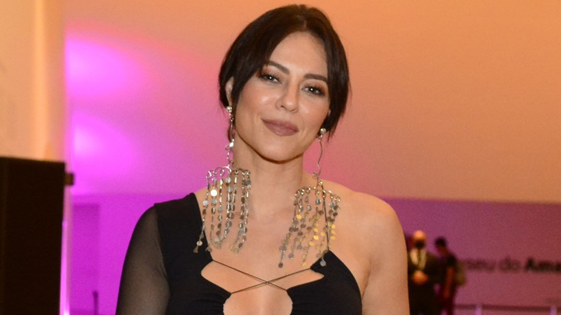 Paolla Oliveira aposta em decote absurdo com look assimétrico em festa badalada