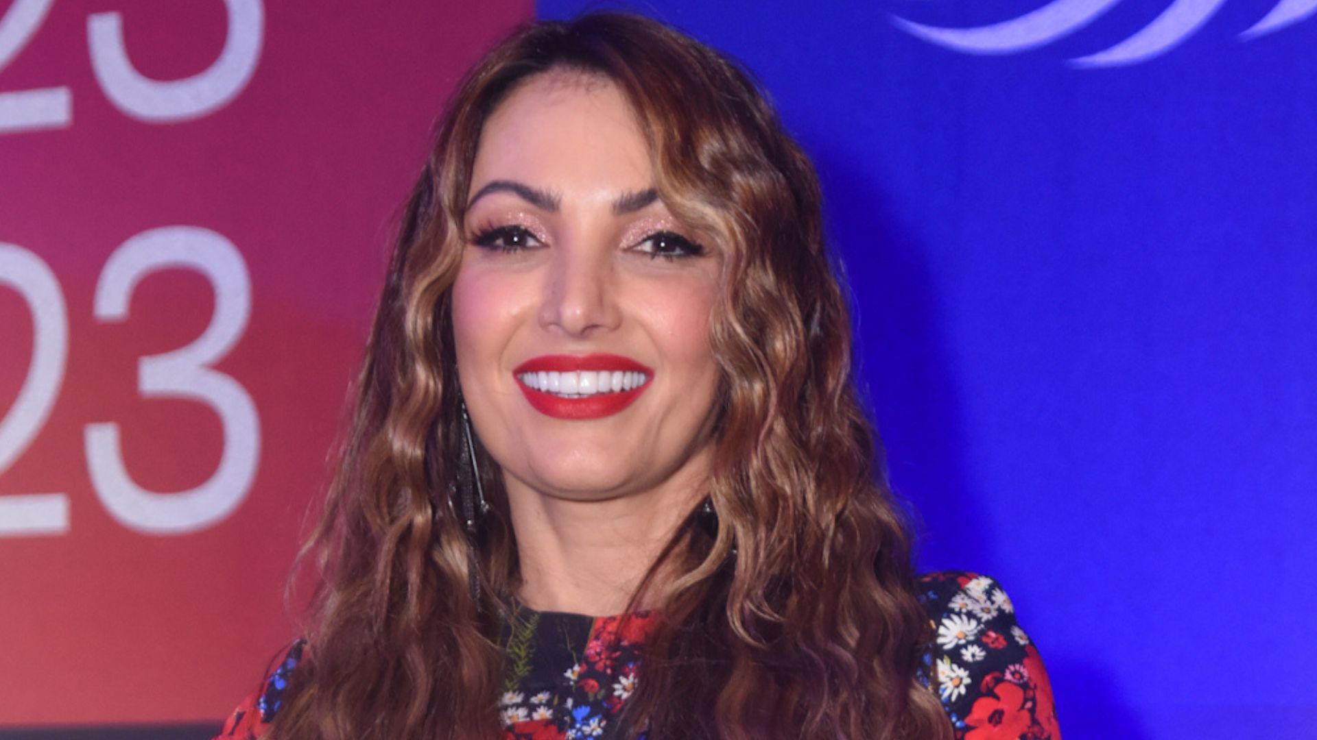 Que pernas! Patrícia Poeta surpreende ao curtir noitada com vestidinho curtíssimo