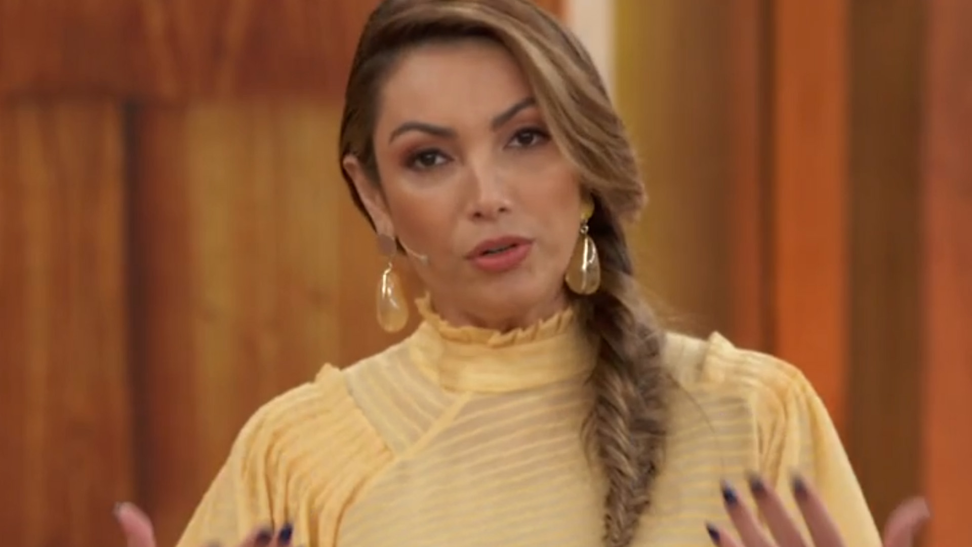 Patrícia Poeta reclama de diretor do ‘Encontro’ ao vivo: “Vamos entrar em sintonia?”