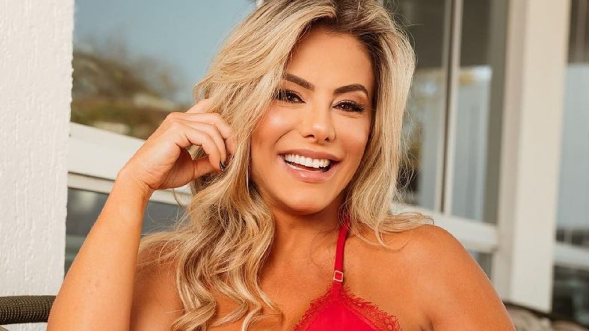 Poliana Rocha abusa do decote em vestido vermelho e fãs se encantam: “Rainha”