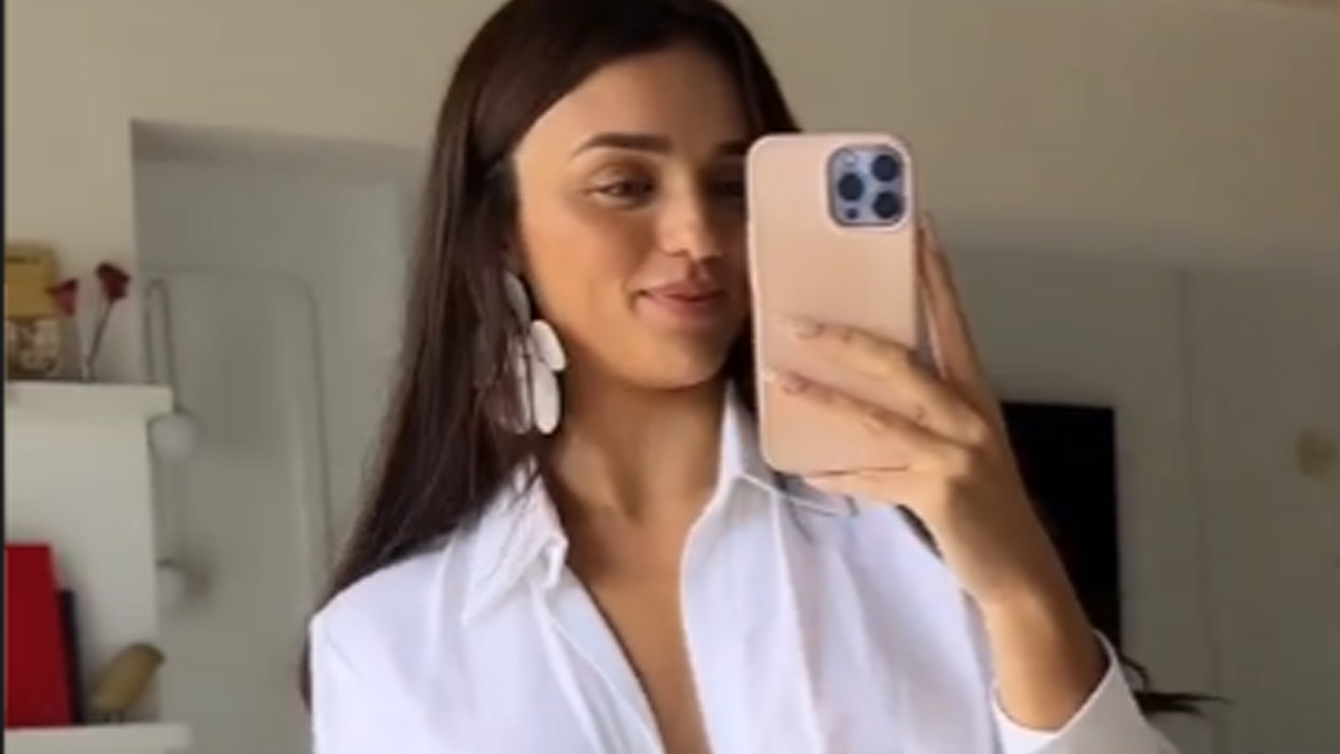 Ex-BBB Rafa Kalimann dispensa sutiã em vestido branco com decote até o umbigo