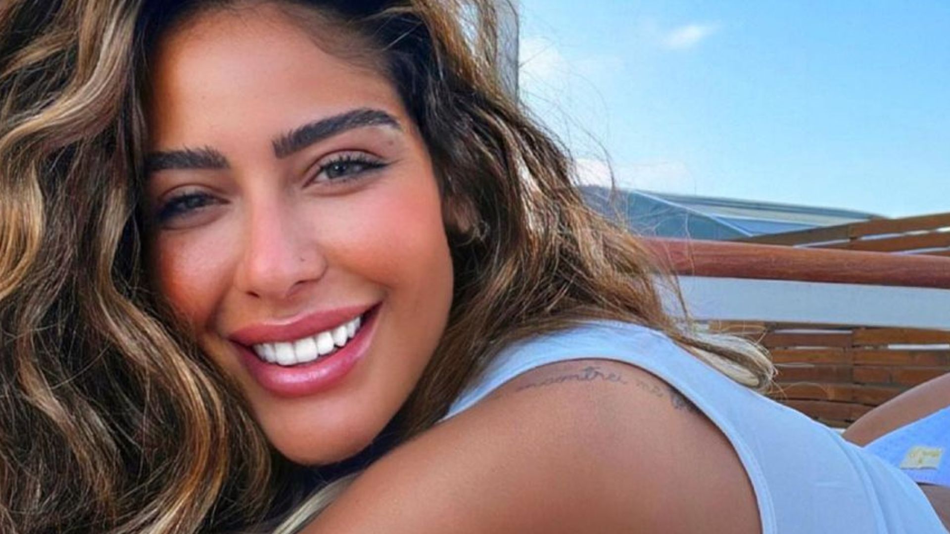 Rafaella Santos sensualiza de bruços e mostra bumbum enorme engolindo o biquíni: “Gata”