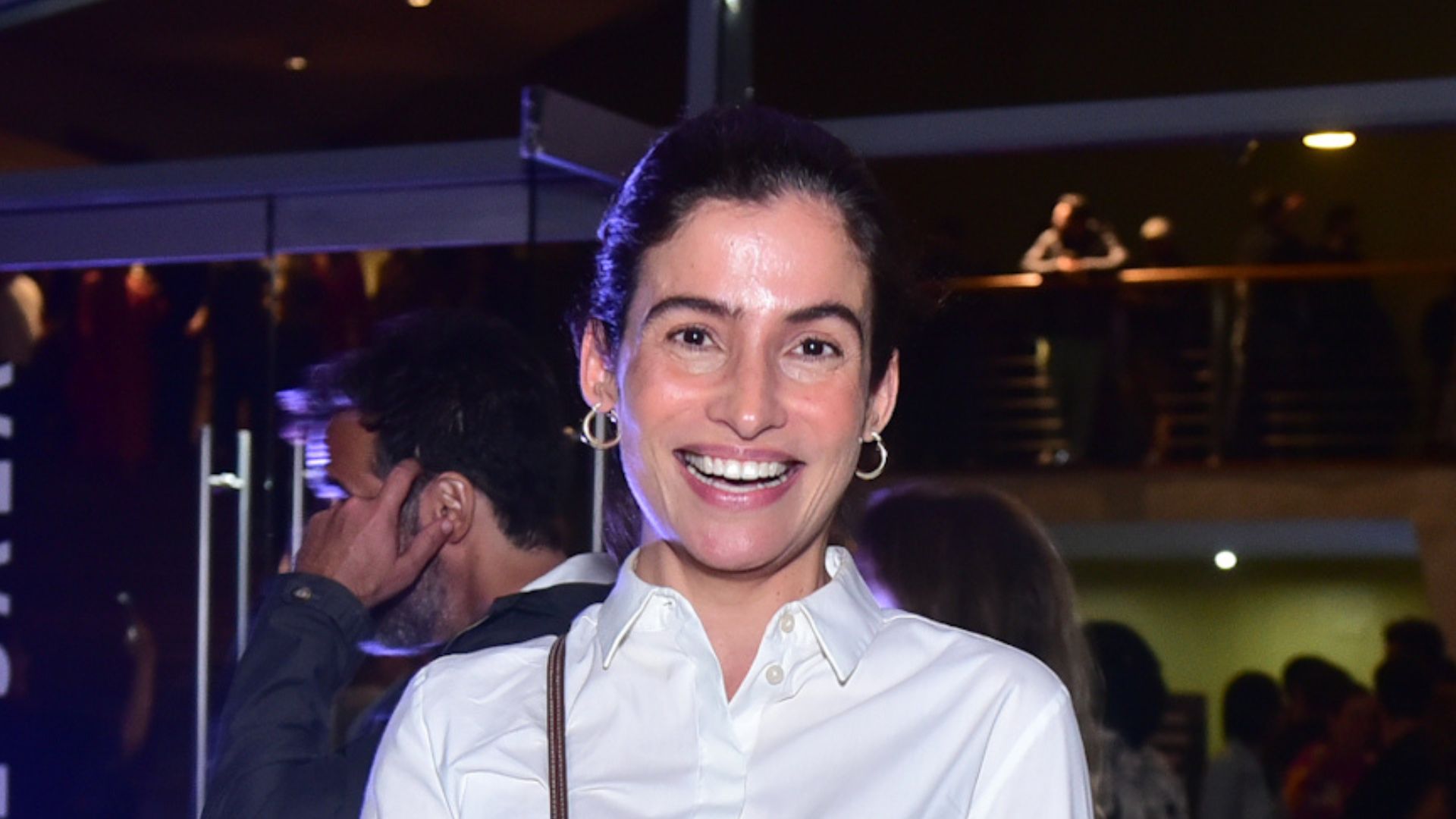 Renata Vasconcellos surge chiquérrima dos pés à cabeça em rara aparição em público
