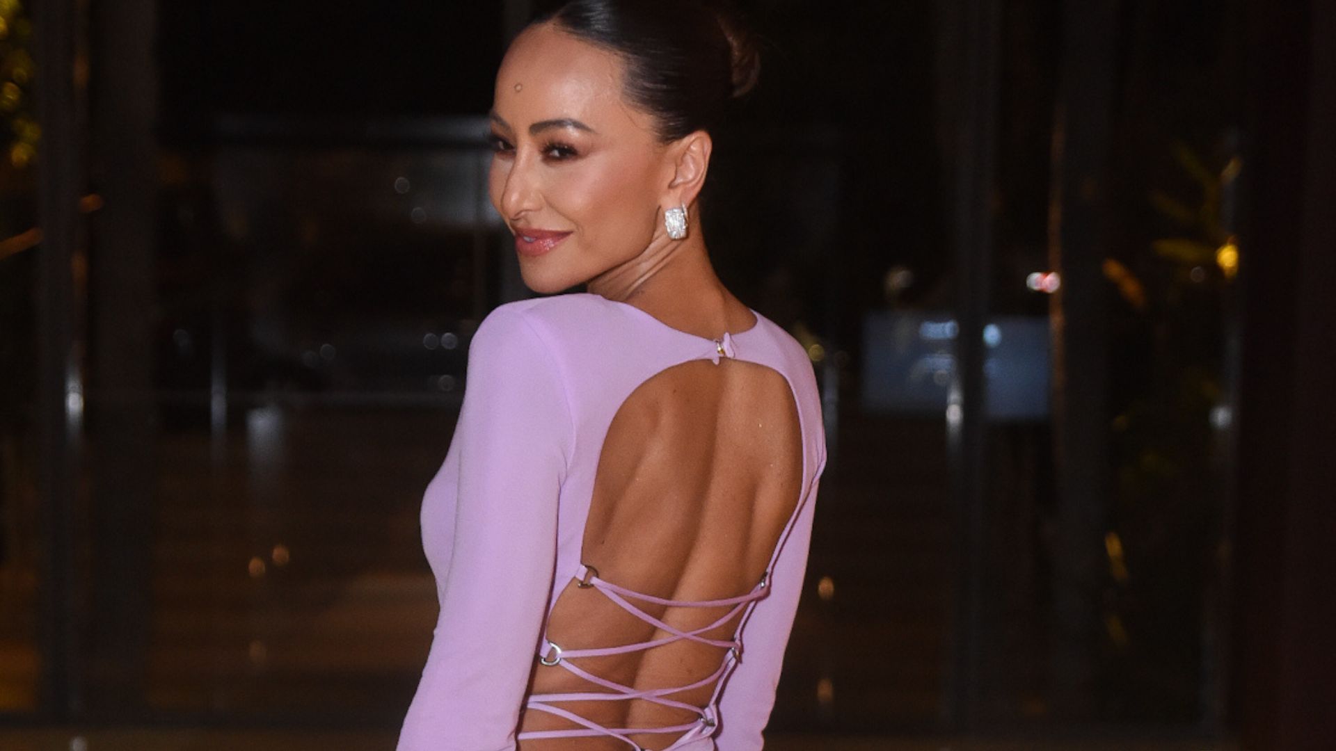 Sem calcinha, Sabrina Sato rouba a cena em festa com vestido curtíssimo e abertura lateral