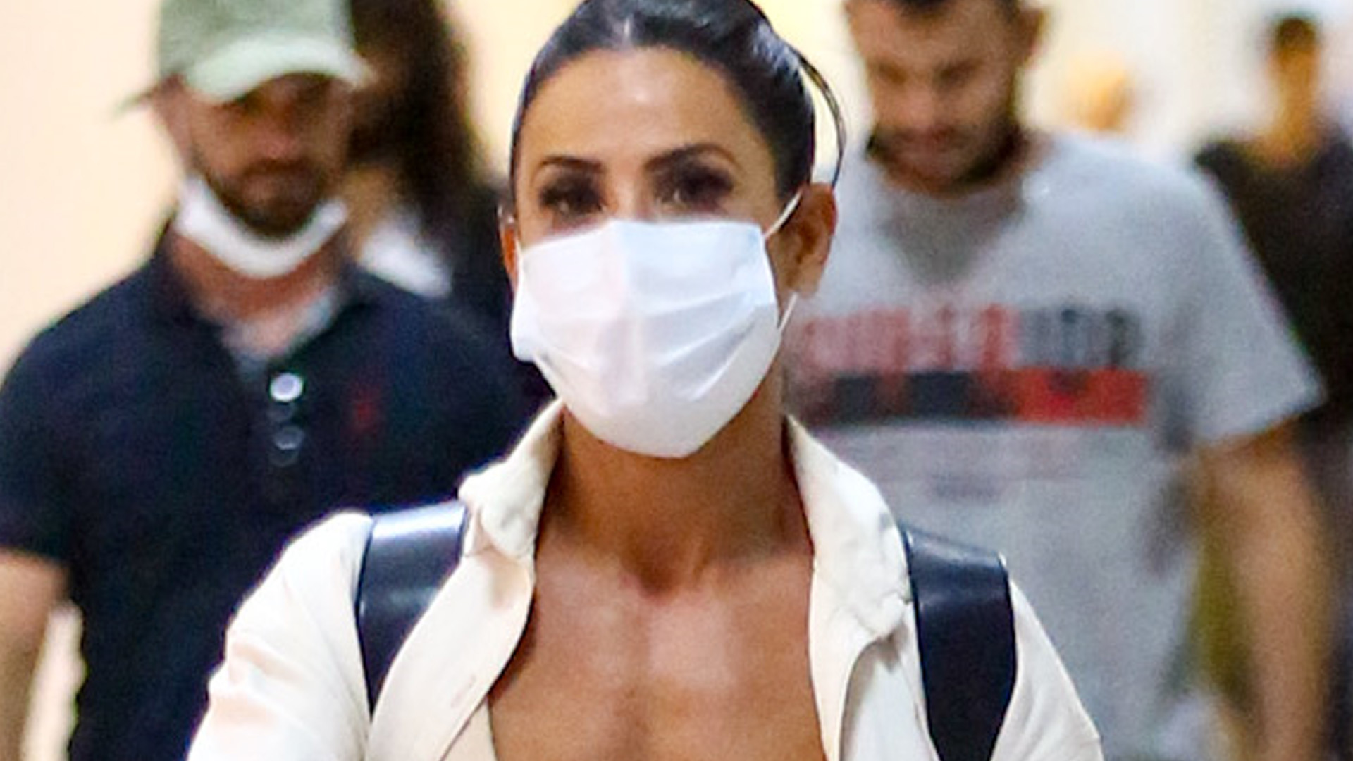 Scheila Carvalho não economiza no decote e atrai olhares em aeroporto no Rio