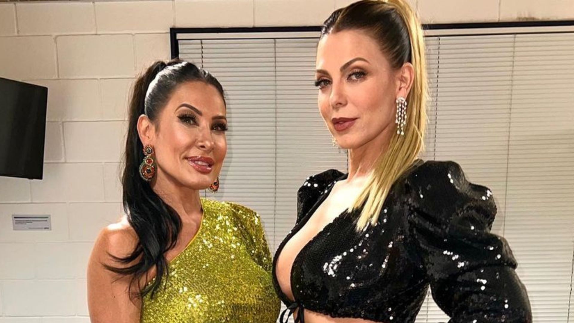 Segura o Tchan! Sheila Mello e Scheila Carvalho posam juntas com look ousados: “Arrasam”