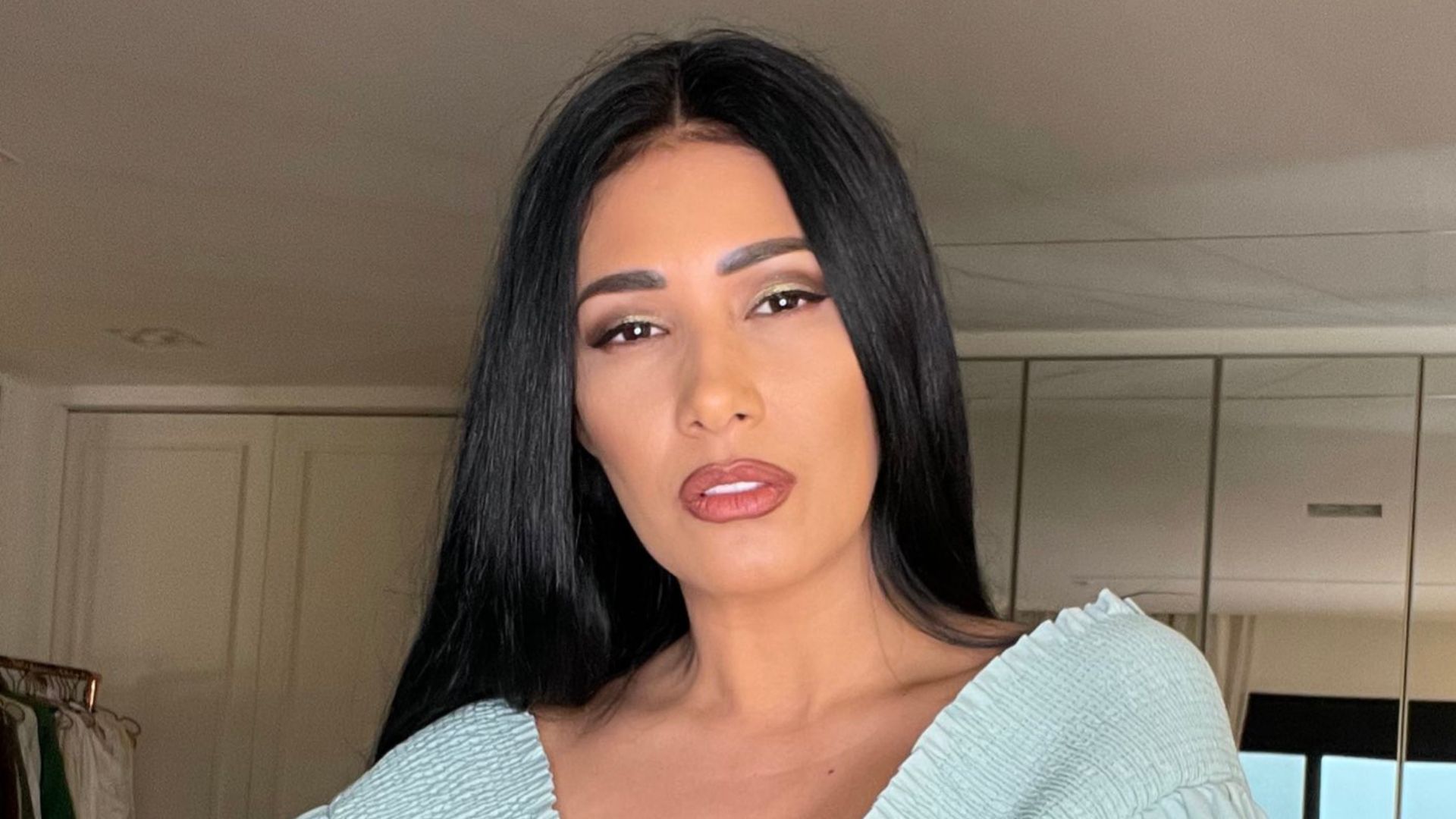 Simaria reaparece nas redes sociais, posa sem sutiã e exibe seios fartos: “Gostosa”