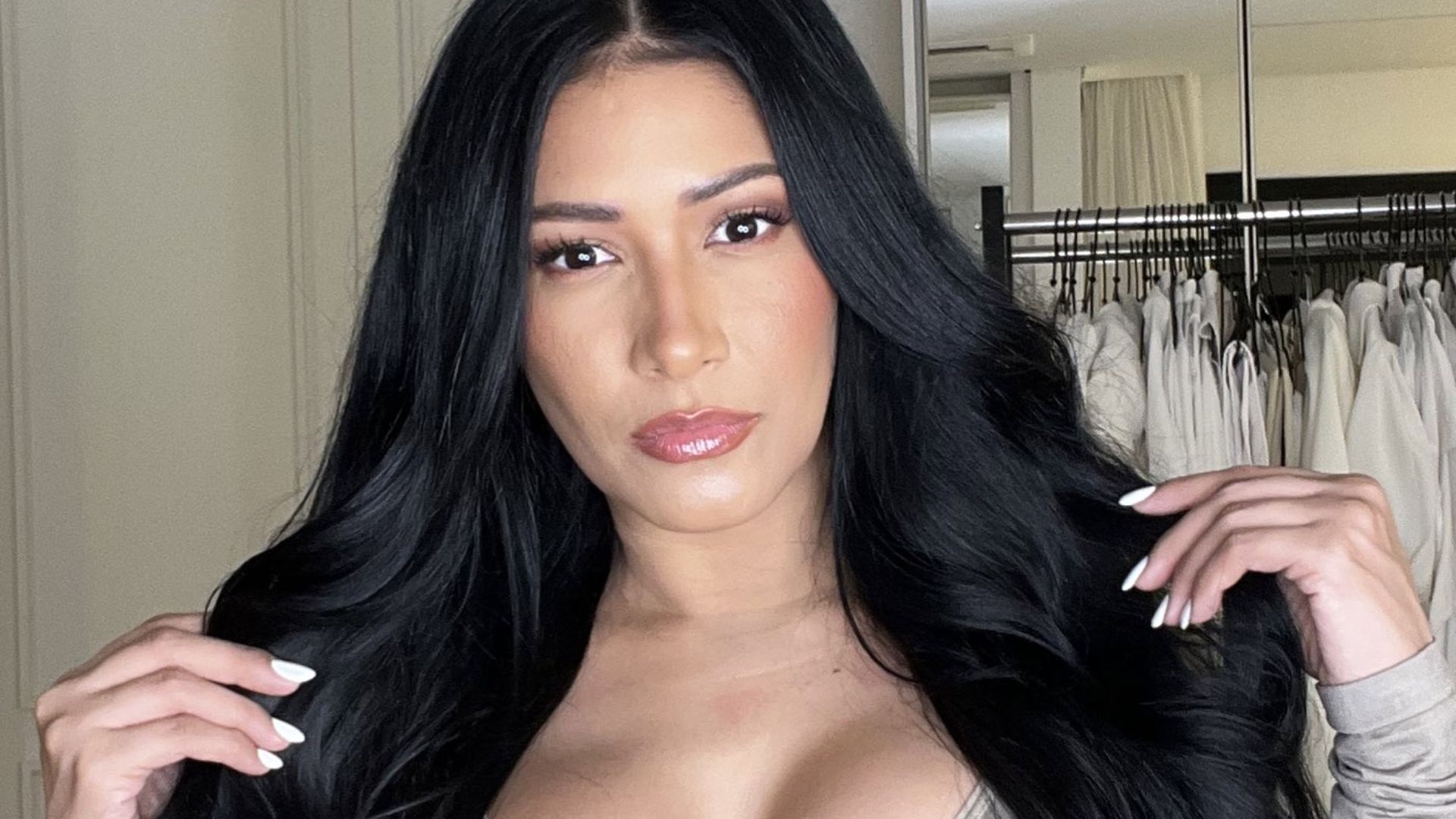 Simaria elege decote indiscreto e volume gigante causa: “Como é linda”