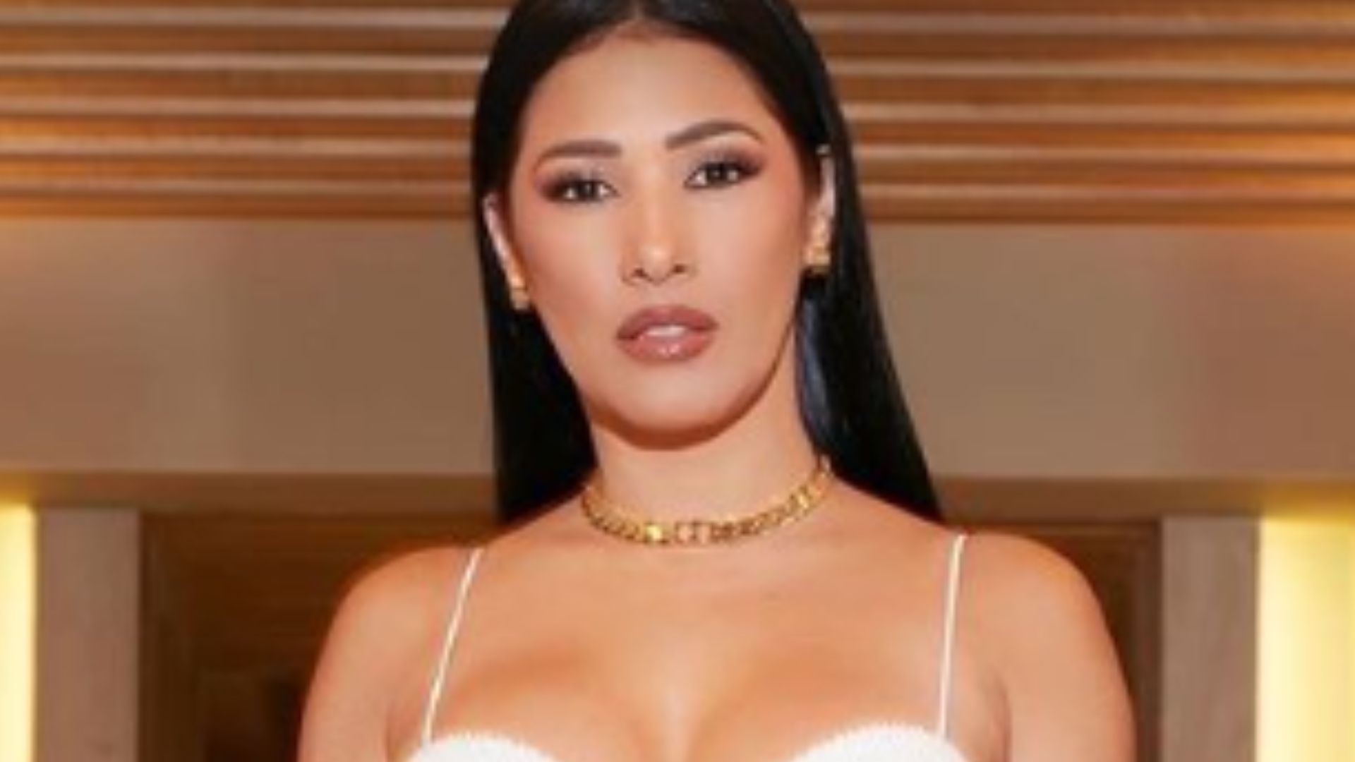 Simaria reaparece e causa com decote gigantesco em look branco