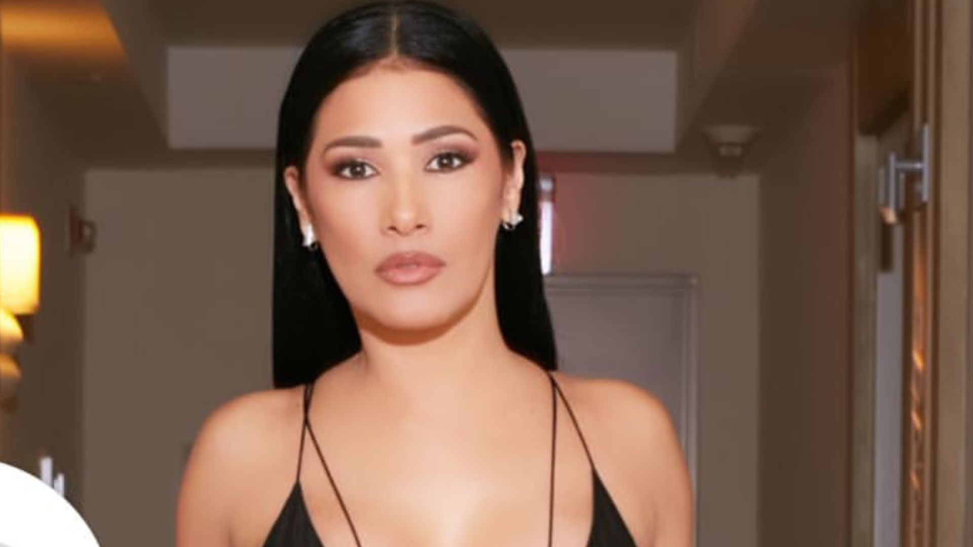 Que look é esse? Simaria causa ao aparecer com vestido transparente na virilha