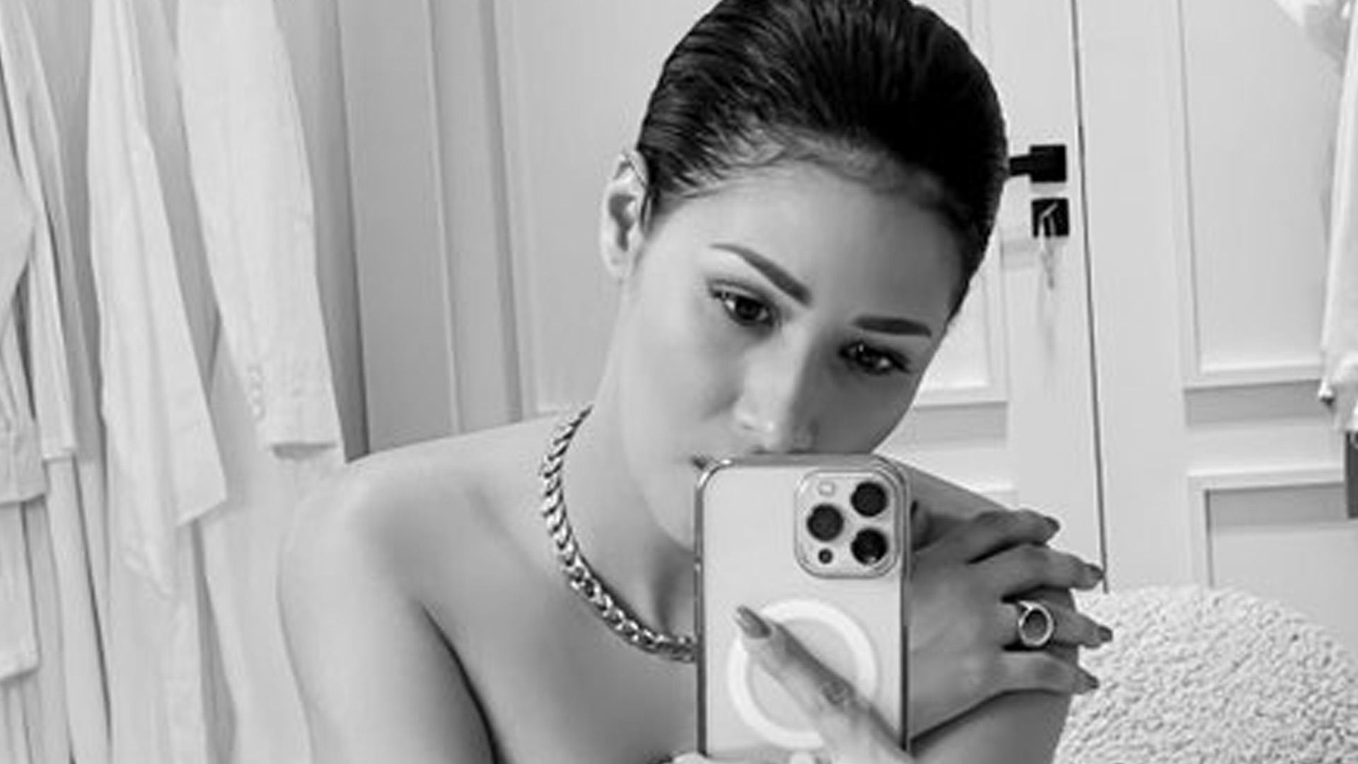 Simaria posa totalmente nua em selfie no espelho e fãs aplaudem: “A mais gata”