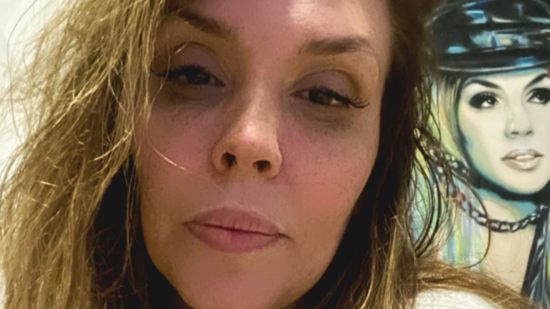 Simony atualiza estado de saúde em tratamento contra câncer e comove fãs: “Por aqui”