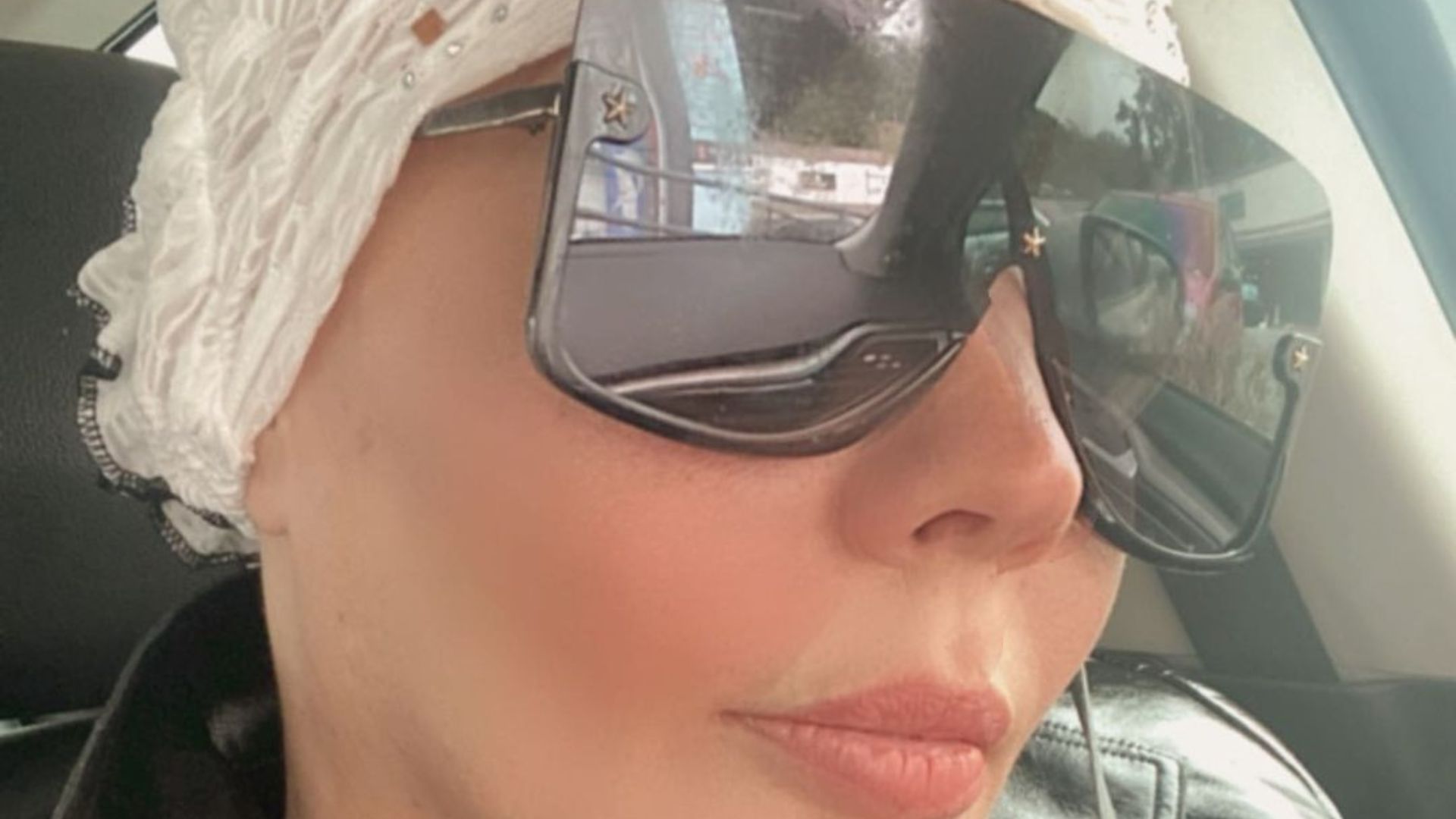 Lutando contra o câncer, Simony reaparece de lenço e desabafa: “Um dia de cada vez”