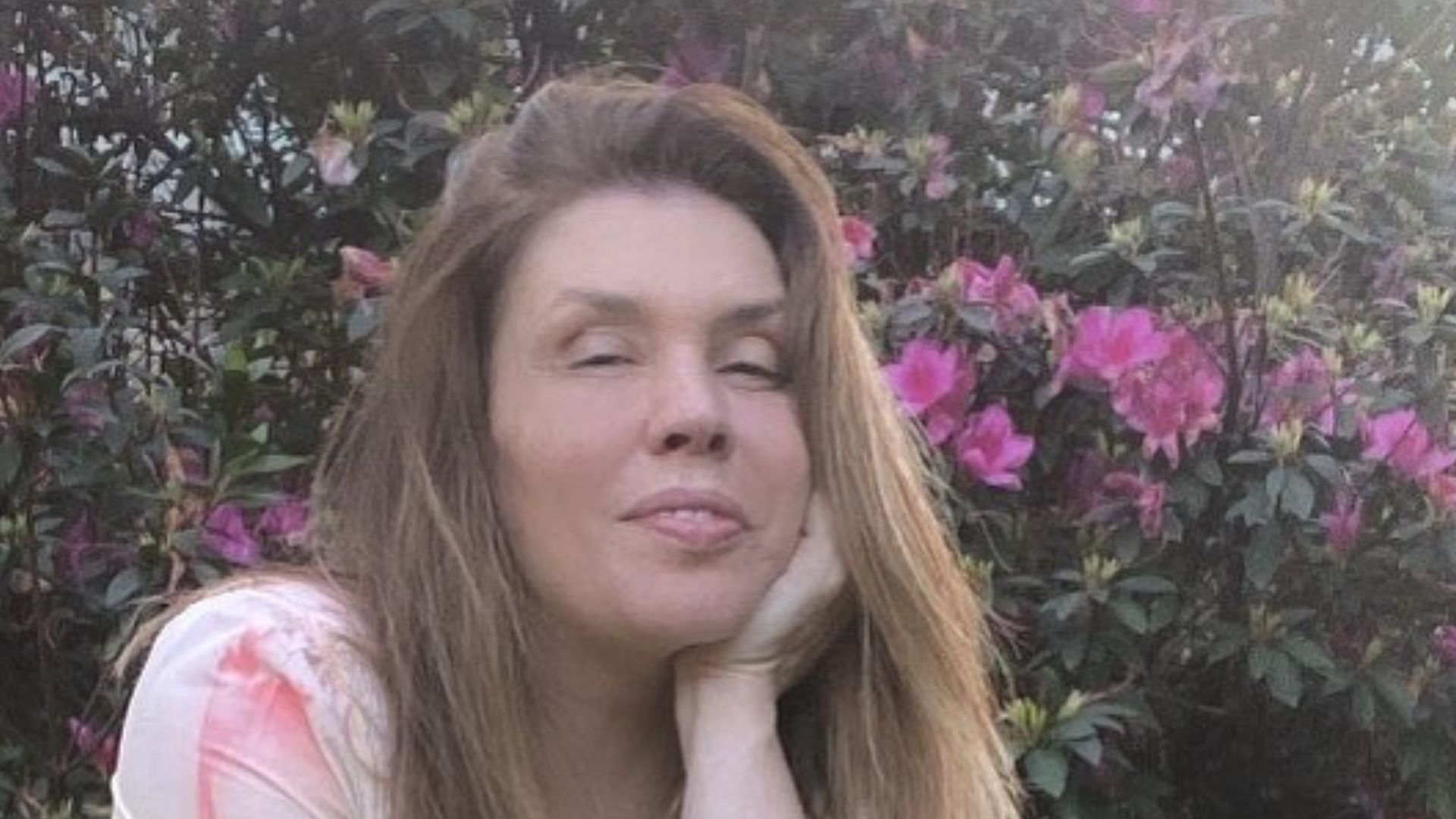 Simony se despe de vaidade, posa sem maquiagem e desabafa: “Sentir cada detalhe”