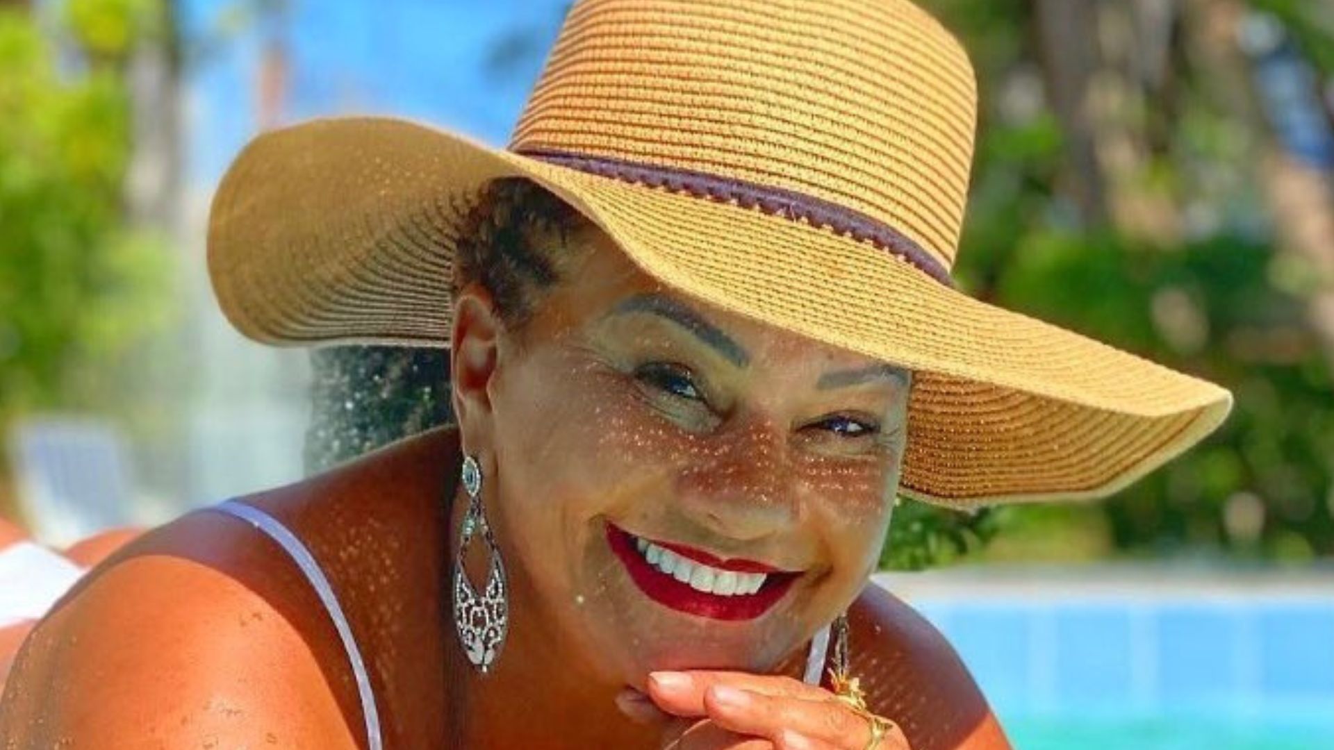 Aos 65 anos, Solange Couto renova bronzeado e coloca bumbum pra jogo: “Espetáculo”