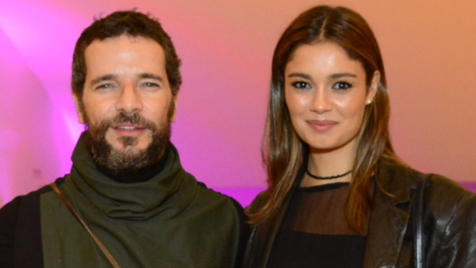 Em rara aparição, Daniel de Oliveira e Sophie Charlotte surgem com visual ‘diferentão’