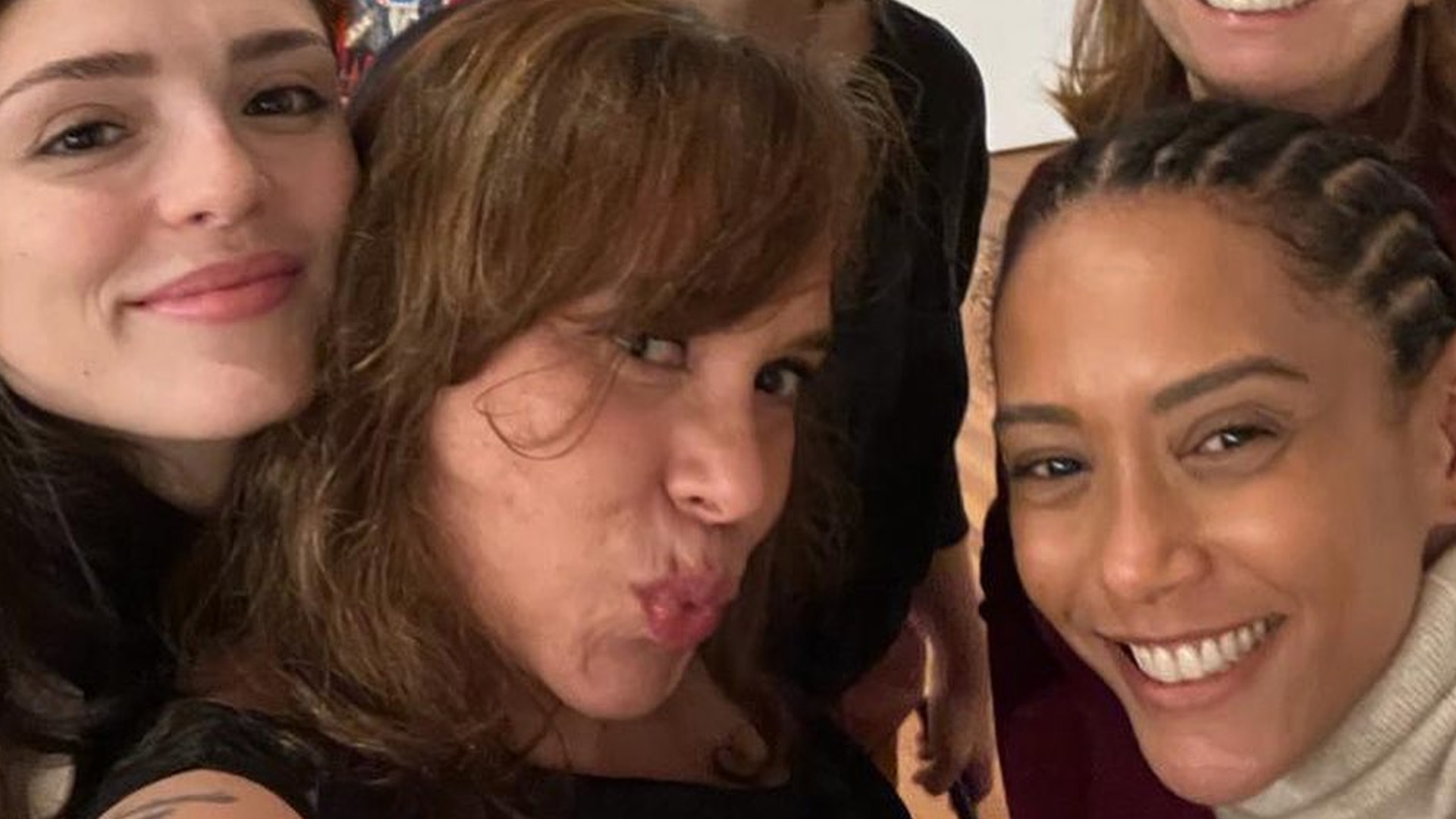 Taís Araujo reúne Empreguetes e aponta retorno das personagens: “Por que será?”