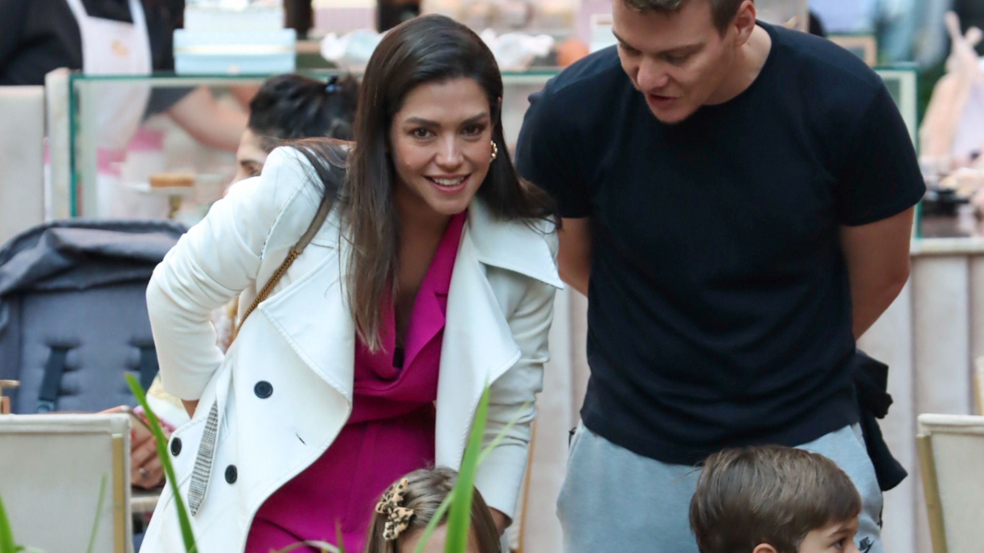 Eles cresceram! Thais Fersoza e Michel Teló são flagrados em passeio com os filhos