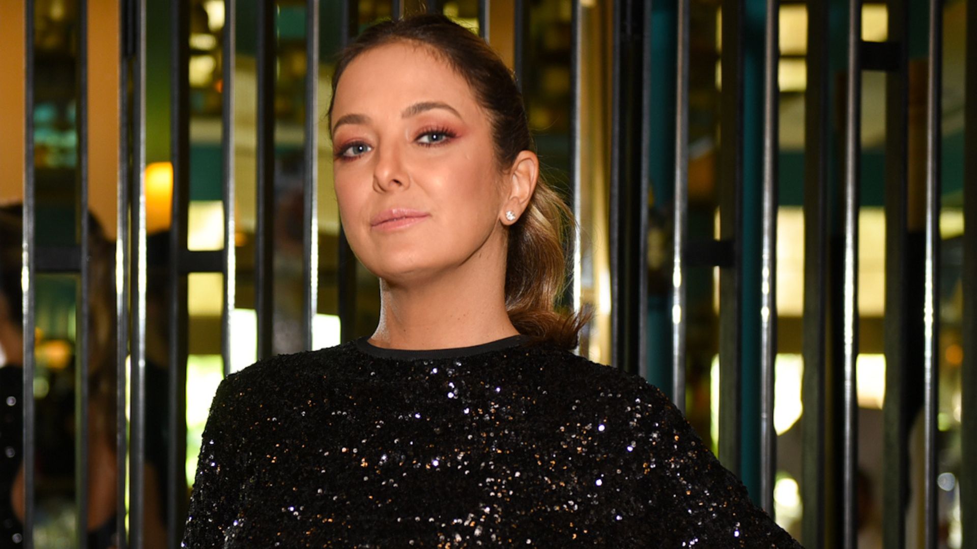 Roubou a cena! Ticiane Pinheiro vai para almoço de gala só de top e exibe barriga trincada