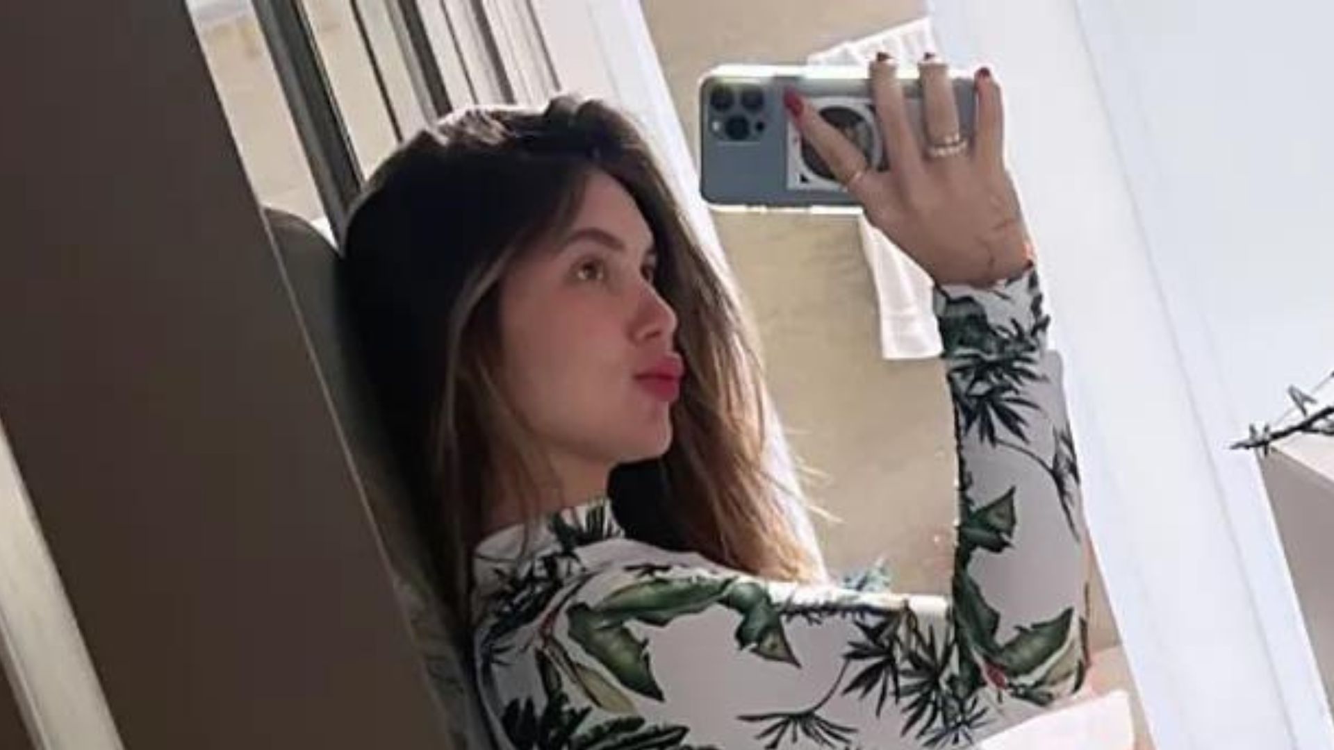 Tá gigante!  Virgínia Fonseca exibe barrigão em clique na frente do espelho