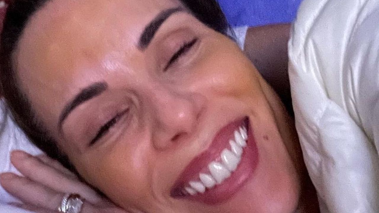 Ana Furtado surge rindo com Boninho em momento descontraído e se declara: “Melhor colo”