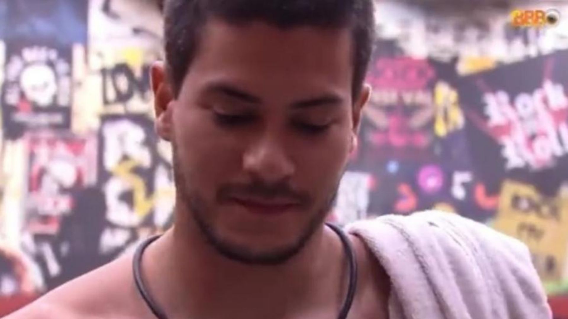 BBB22: Ansioso, Arthur Aguiar manda recado para Tadeu Schmidt: “Poupa o discurso”