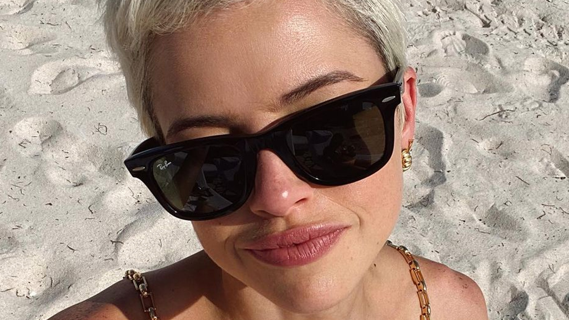 Agatha Moreira exibe barriga trincada na praia: “Dá pra lavar uma blusinha”