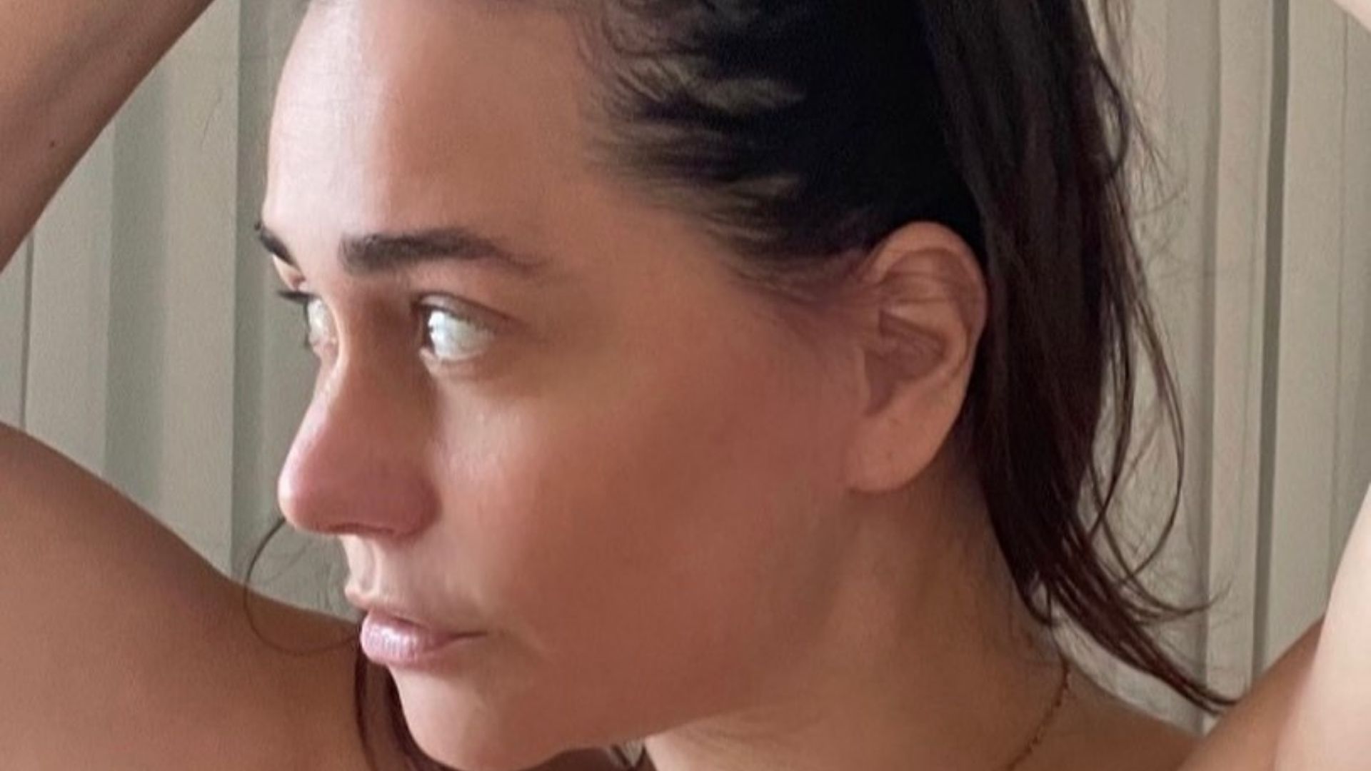 Nua, Alessandra Negrini escolhe ângulo estratégico e quase mostra demais: “Deusa”