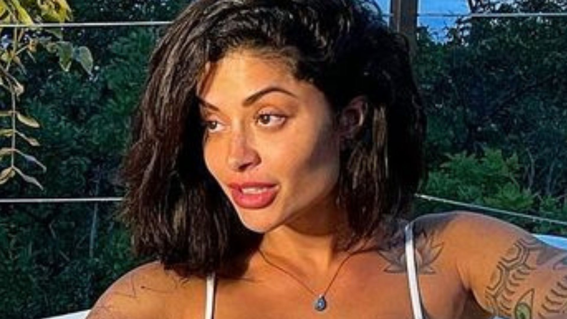 Na banheira, Aline Campos se refresca de biquíni e decotão impressiona: “Deusa”