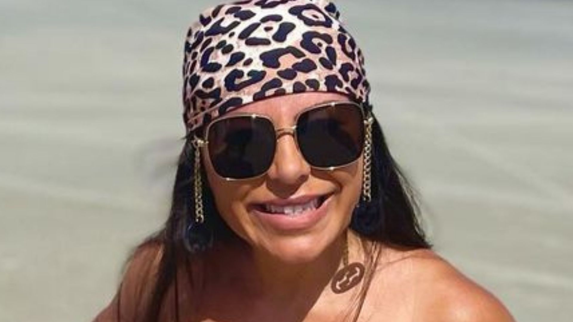 Esposa de Thammy Miranda posa de biquíni e exibe barriga trincada: “Diva”