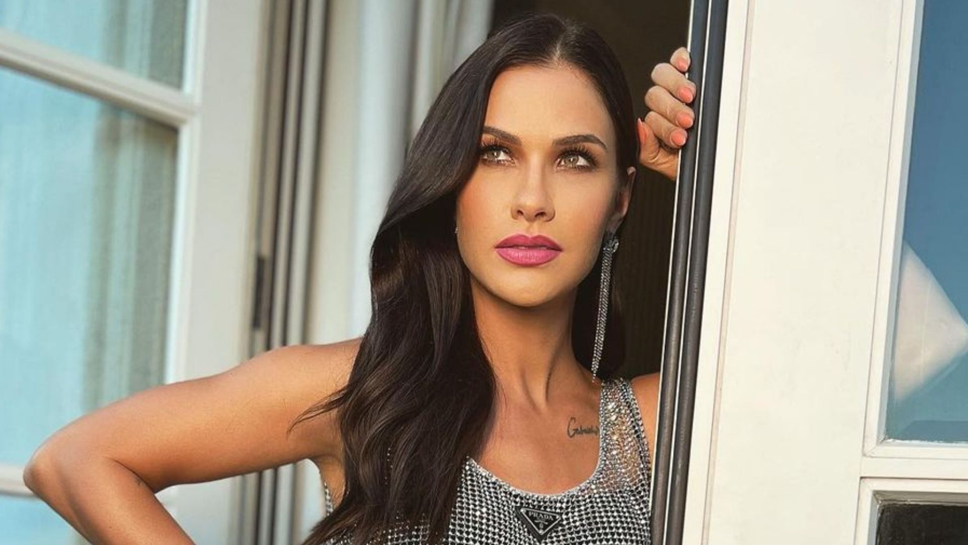 Andressa Suita banca quase R$ 40 mil em vestidinho grifado para noite de show