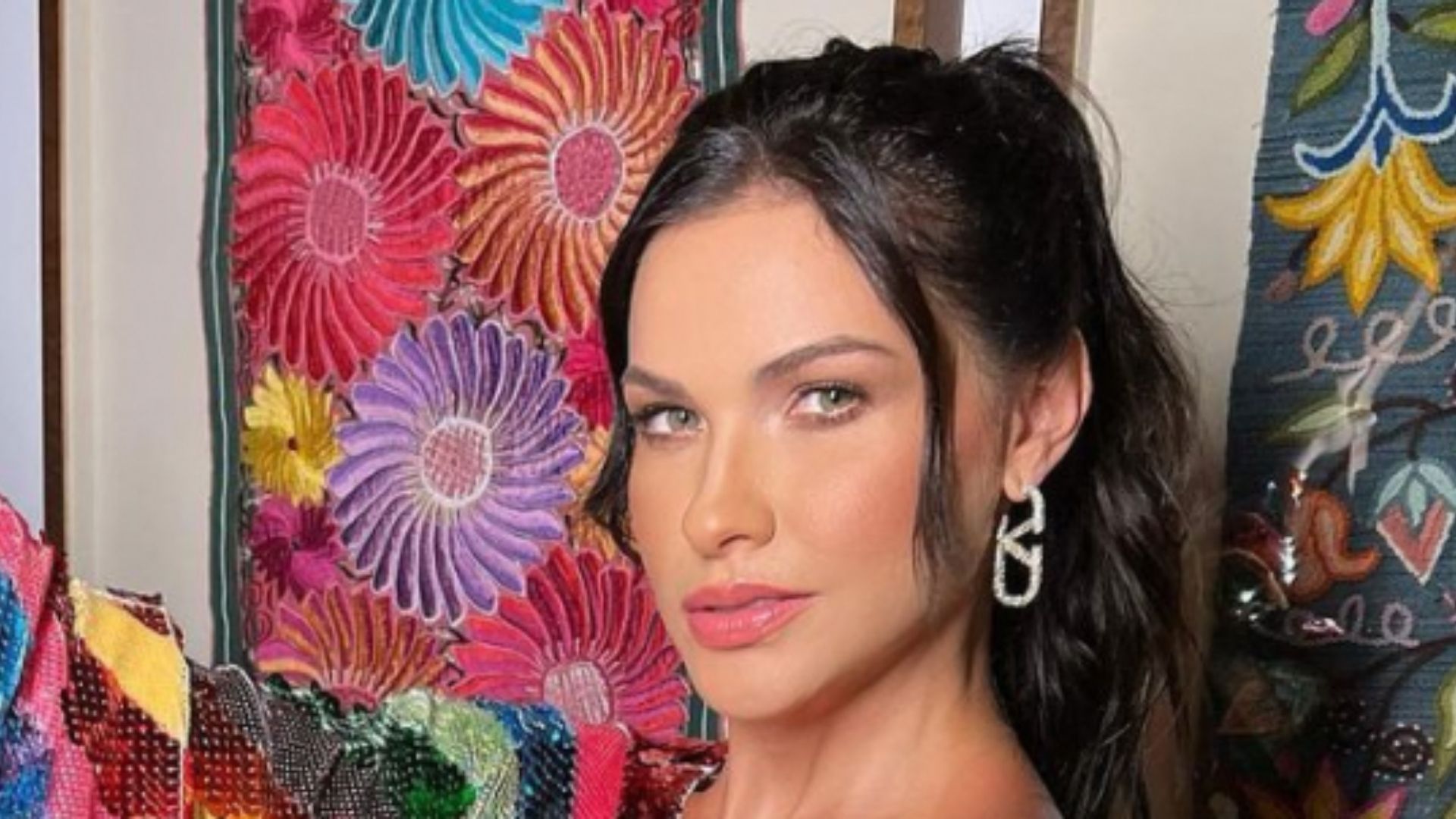 Andressa Suita inova e aposta em vestido excêntrico para a chegada de 2022