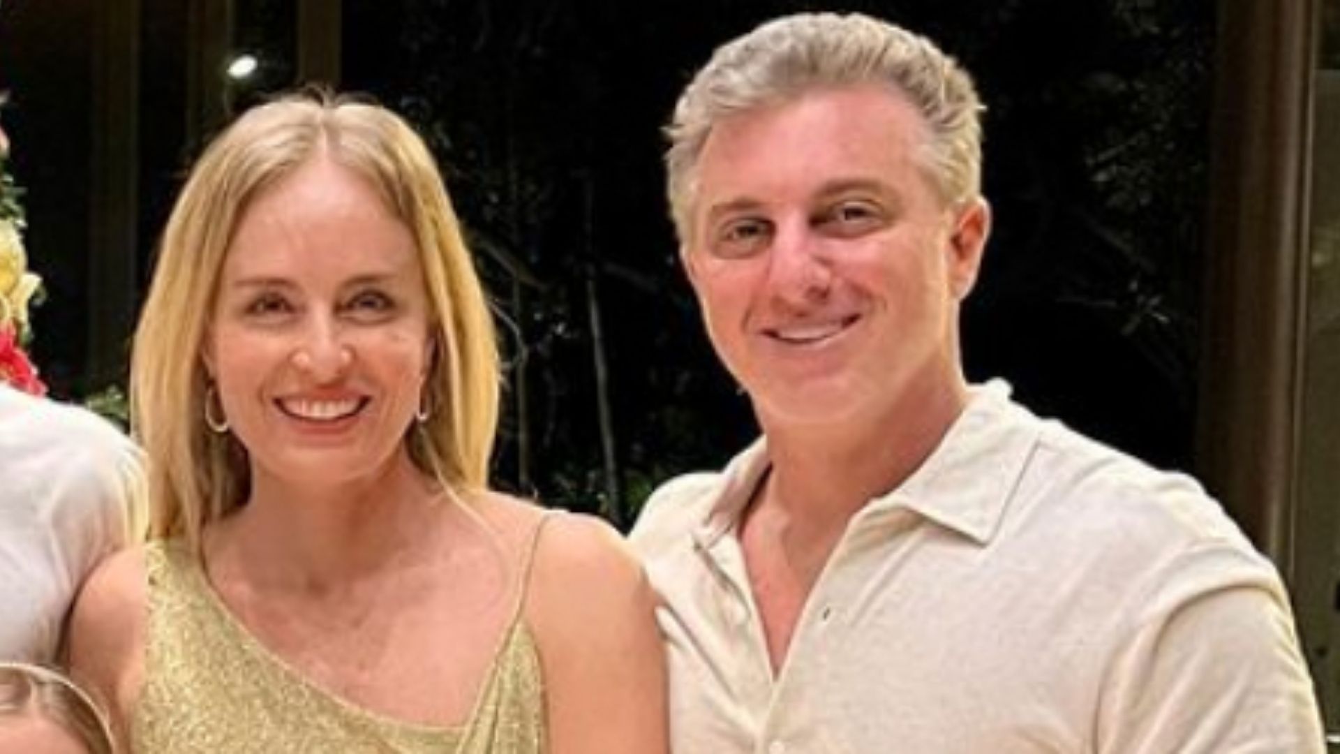 Angélica e Huck posam com os filhos no Natal luxuoso em sua mansão