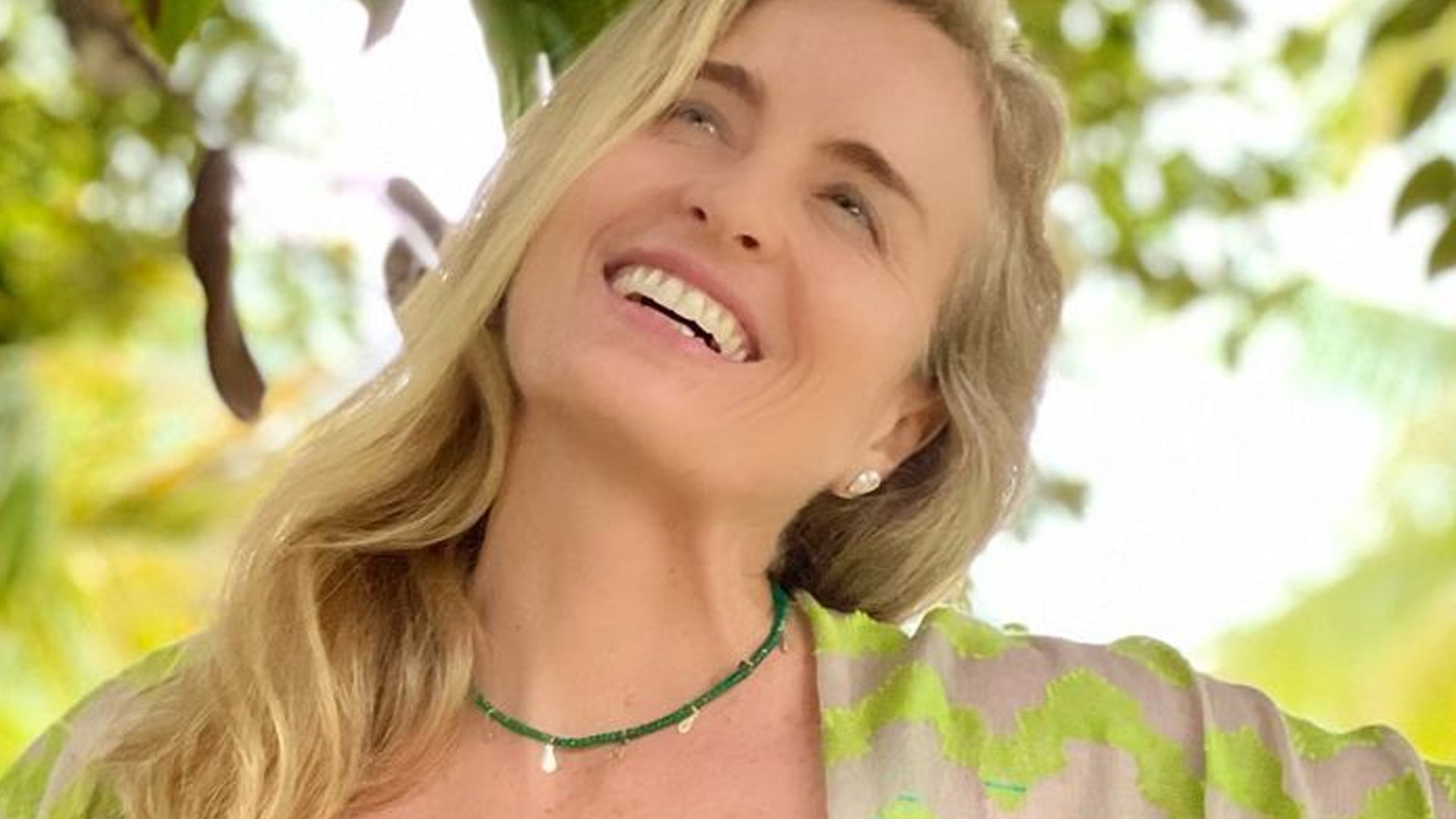 Angélica posa de maiô cavado e deixa parte da virilha à mostra: “Linda”