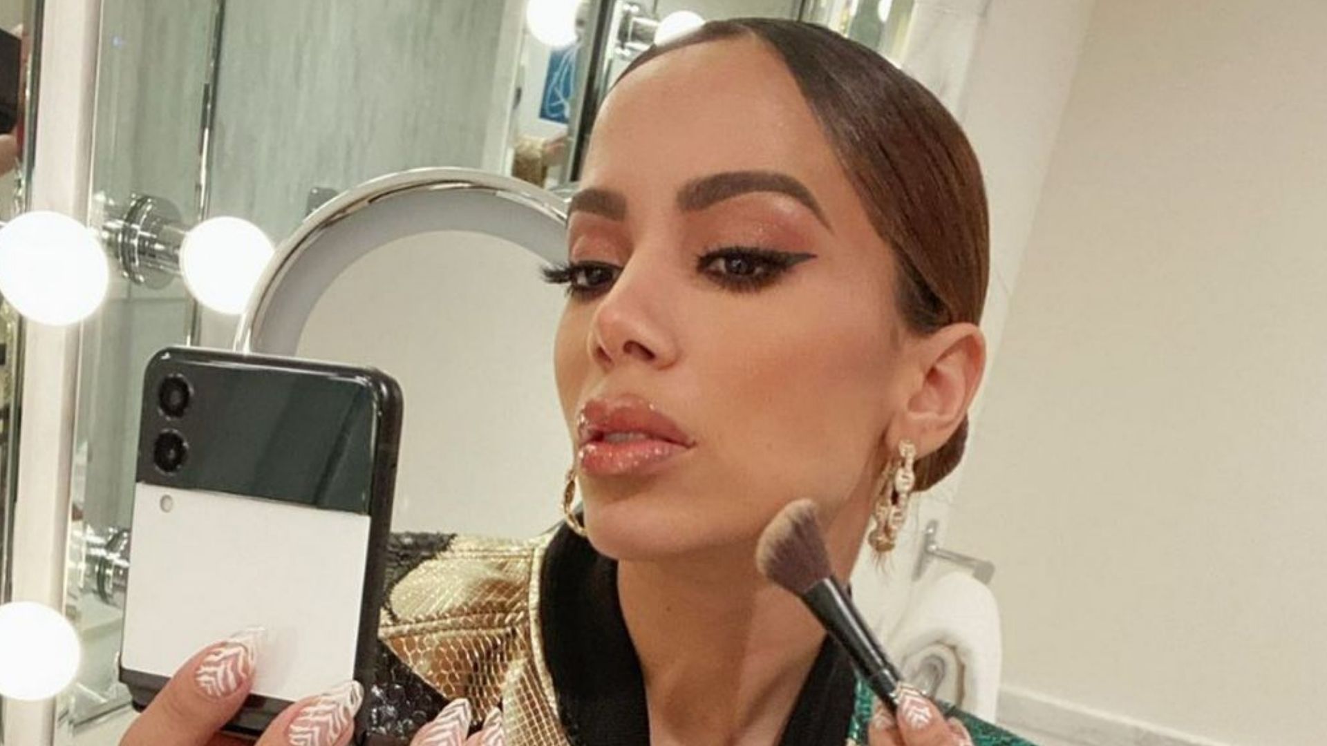 Anitta se desespera ao ler previsão sobre sua vida em 2022: “Fundo do poço”